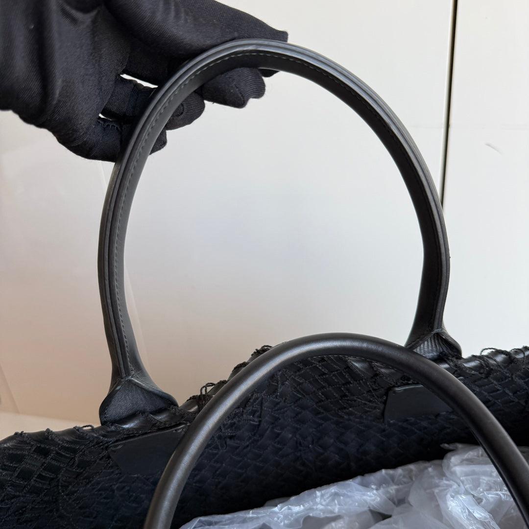 Bottega Veneta Cabat Grande Intreccio in Pelle con Frange Nero 40cm in vendita 9