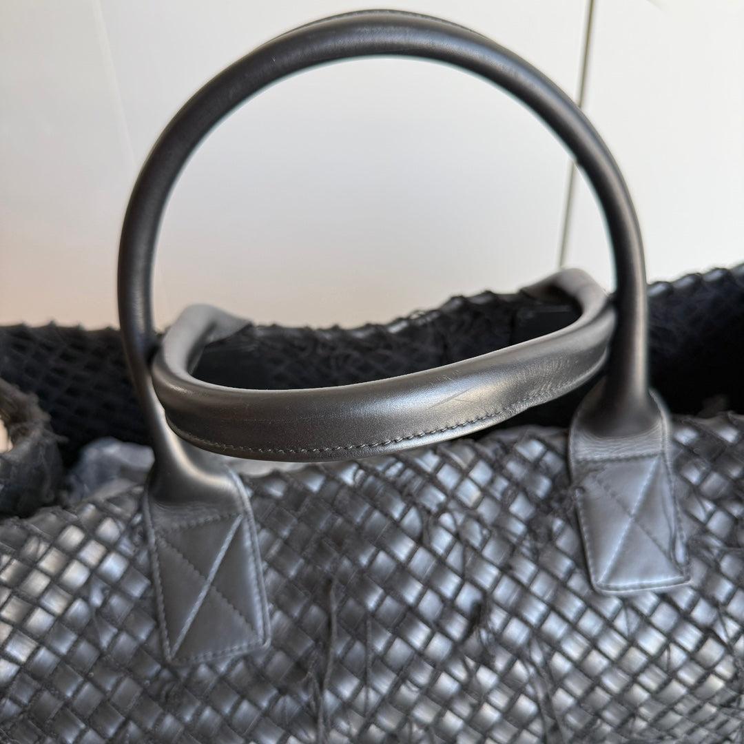 Bottega Veneta Cabat Grande Intreccio in Pelle con Frange Nero 40cm in vendita 11