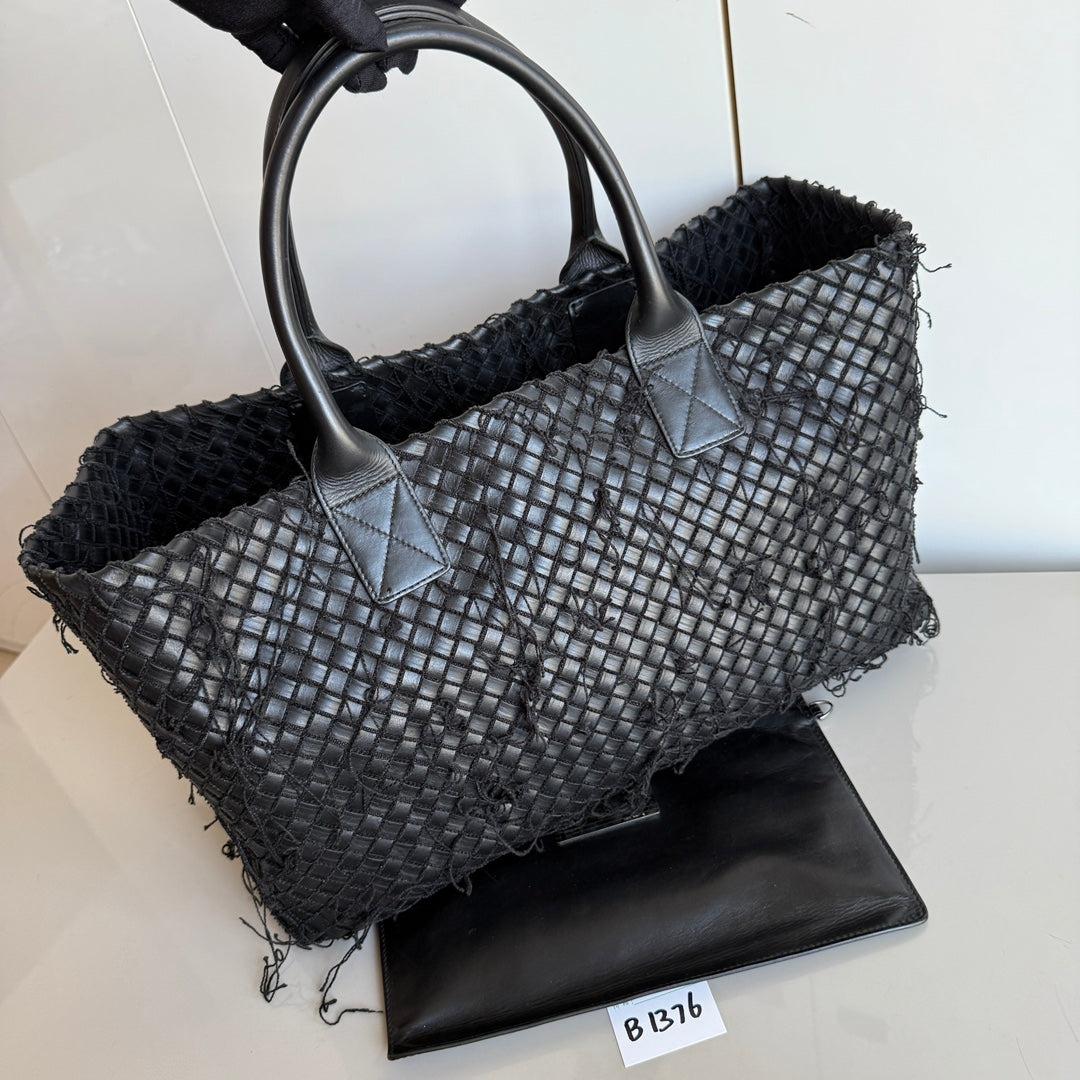 Bottega Veneta Cabat Grande Intreccio in Pelle con Frange Nero 40cm
  Queste sono foto professionali della borsa vera e propria.
  Scopri il lusso sofisticato della Bottega Veneta Cabat Intreccio Leather Tote Bag. Goditi il suo elegante design di