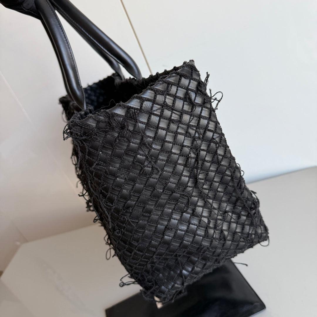 Bottega Veneta Cabat Grande Intreccio in Pelle con Frange Nero 40cm In condizioni ottime in vendita a AUBERVILLIERS, FR