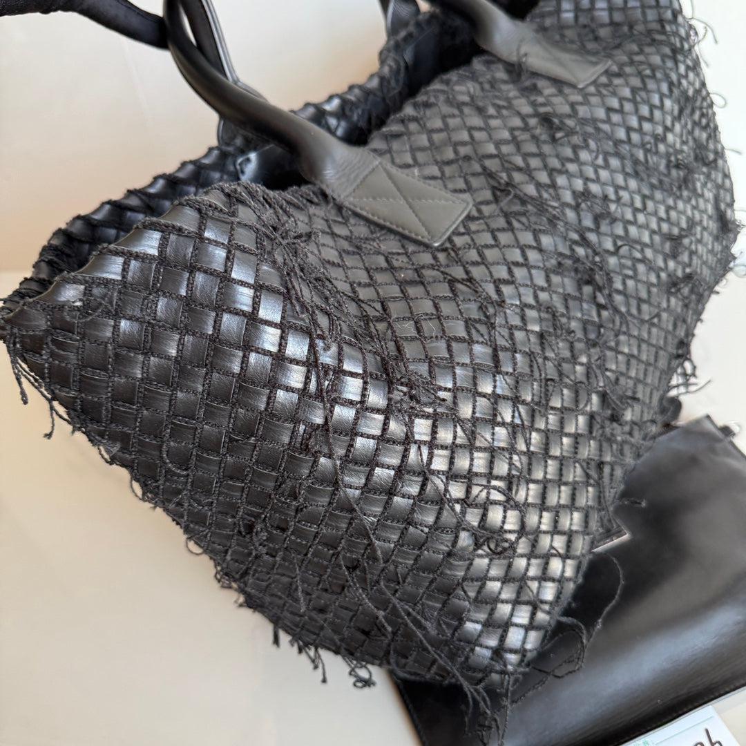 Bottega Veneta Cabat Grande Intreccio in Pelle con Frange Nero 40cm in vendita 1