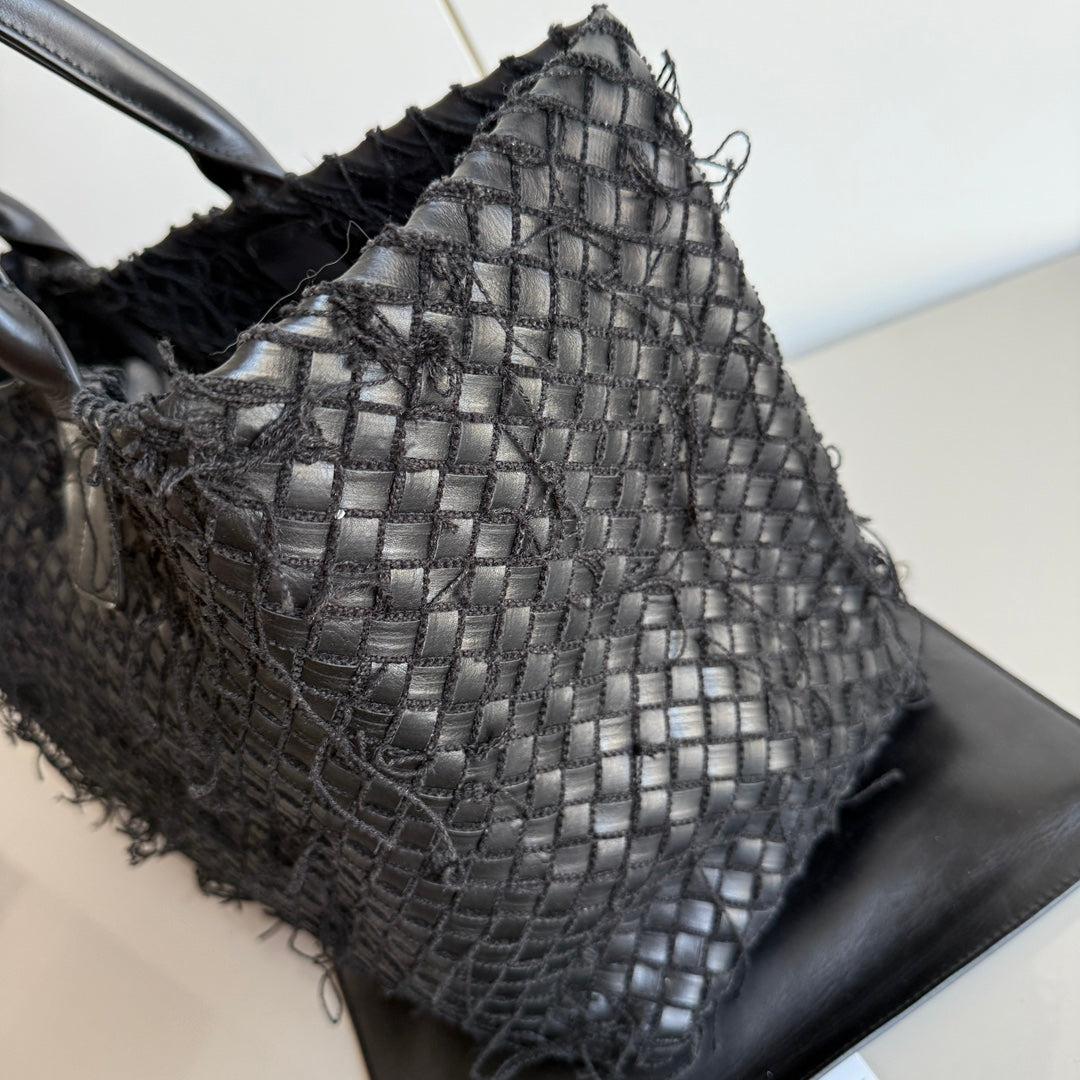 Bottega Veneta Cabat Grande Intreccio in Pelle con Frange Nero 40cm in vendita 2