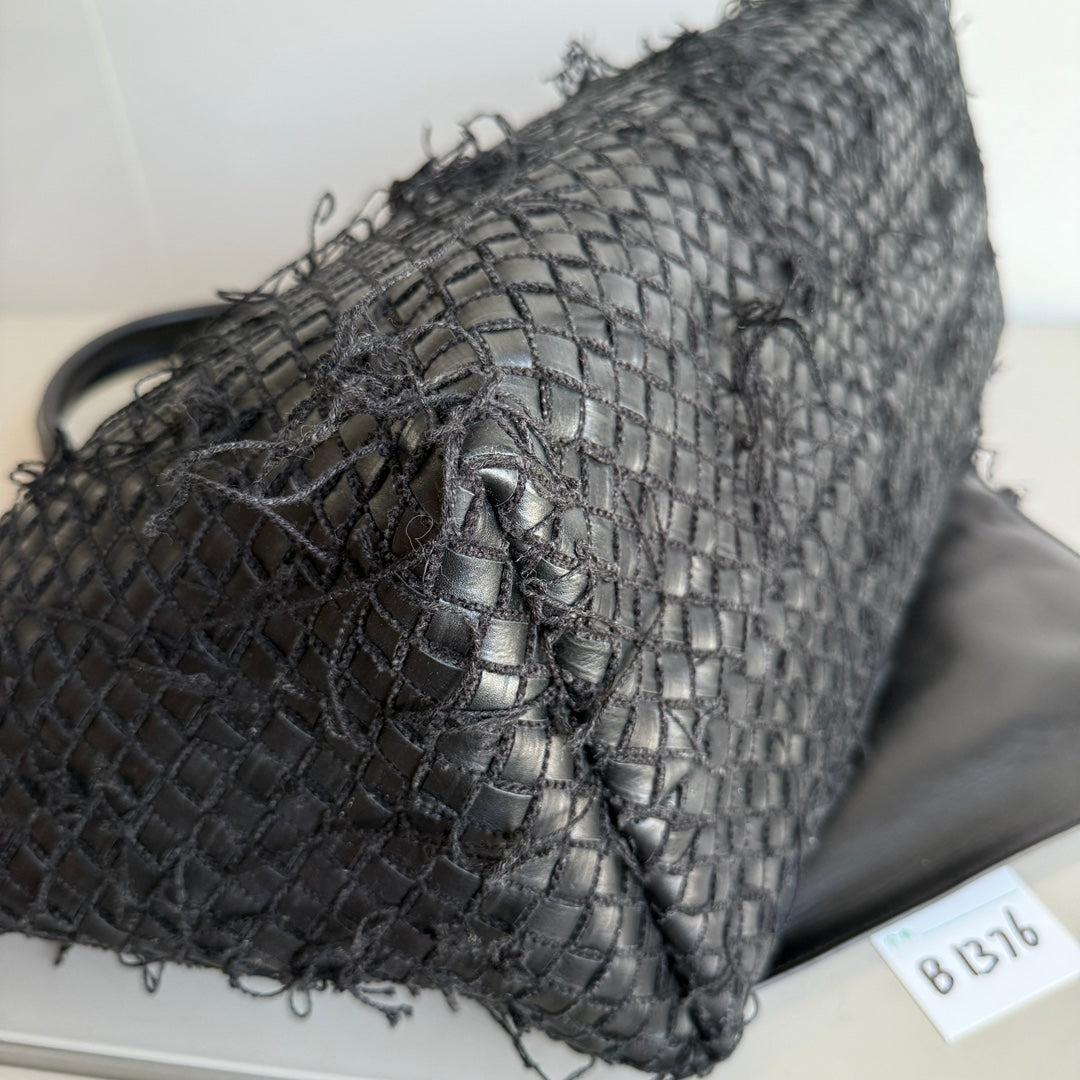 Bottega Veneta Cabat Grande Intreccio in Pelle con Frange Nero 40cm in vendita 3