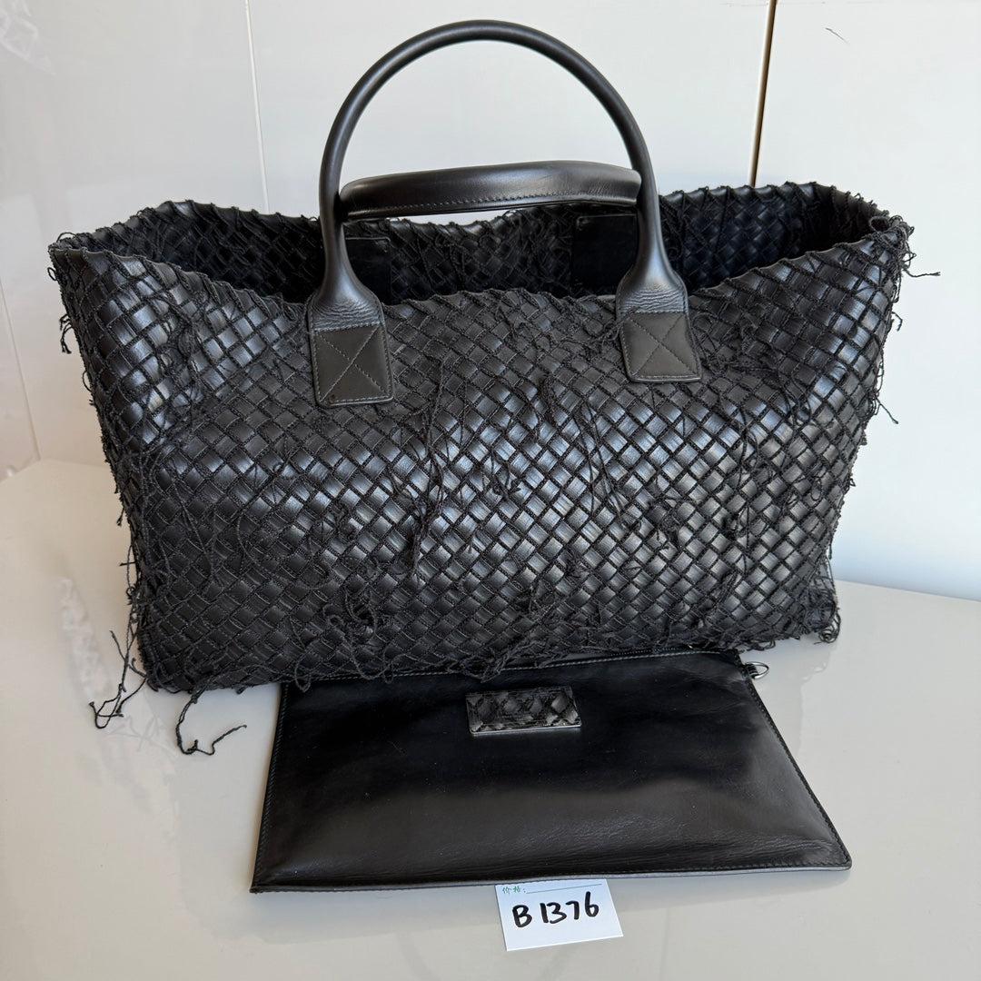 Bottega Veneta Cabat Grande Intreccio in Pelle con Frange Nero 40cm in vendita