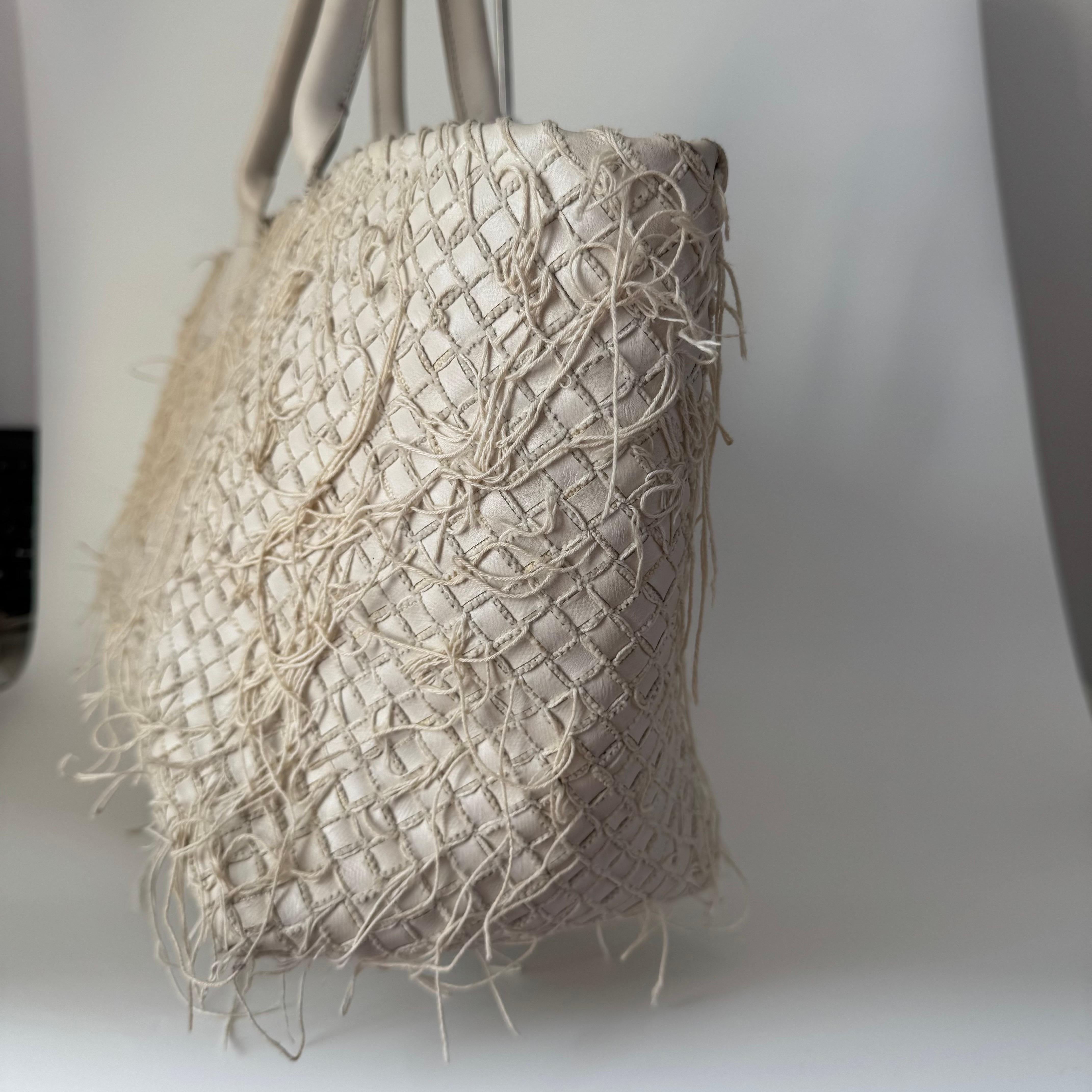 Bottega Veneta Cabat Large Intreccio Leather with Fringes White Ecru 40cm In Good Condition For Sale In AUBERVILLIERS, FR
