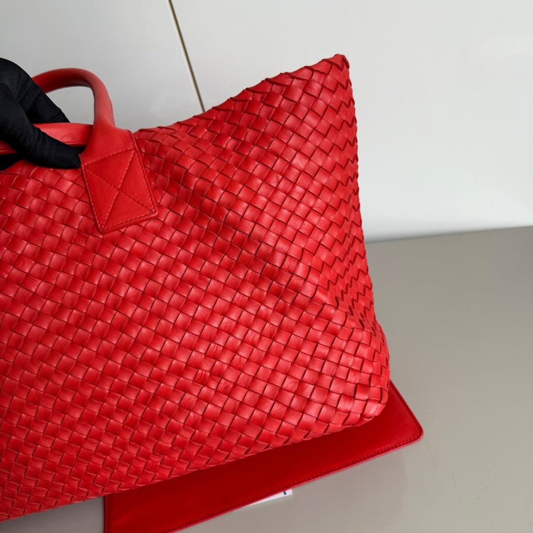 Bottega Veneta Cabat Large Intreccio Red Leather 40cm In New Condition In AUBERVILLIERS, FR