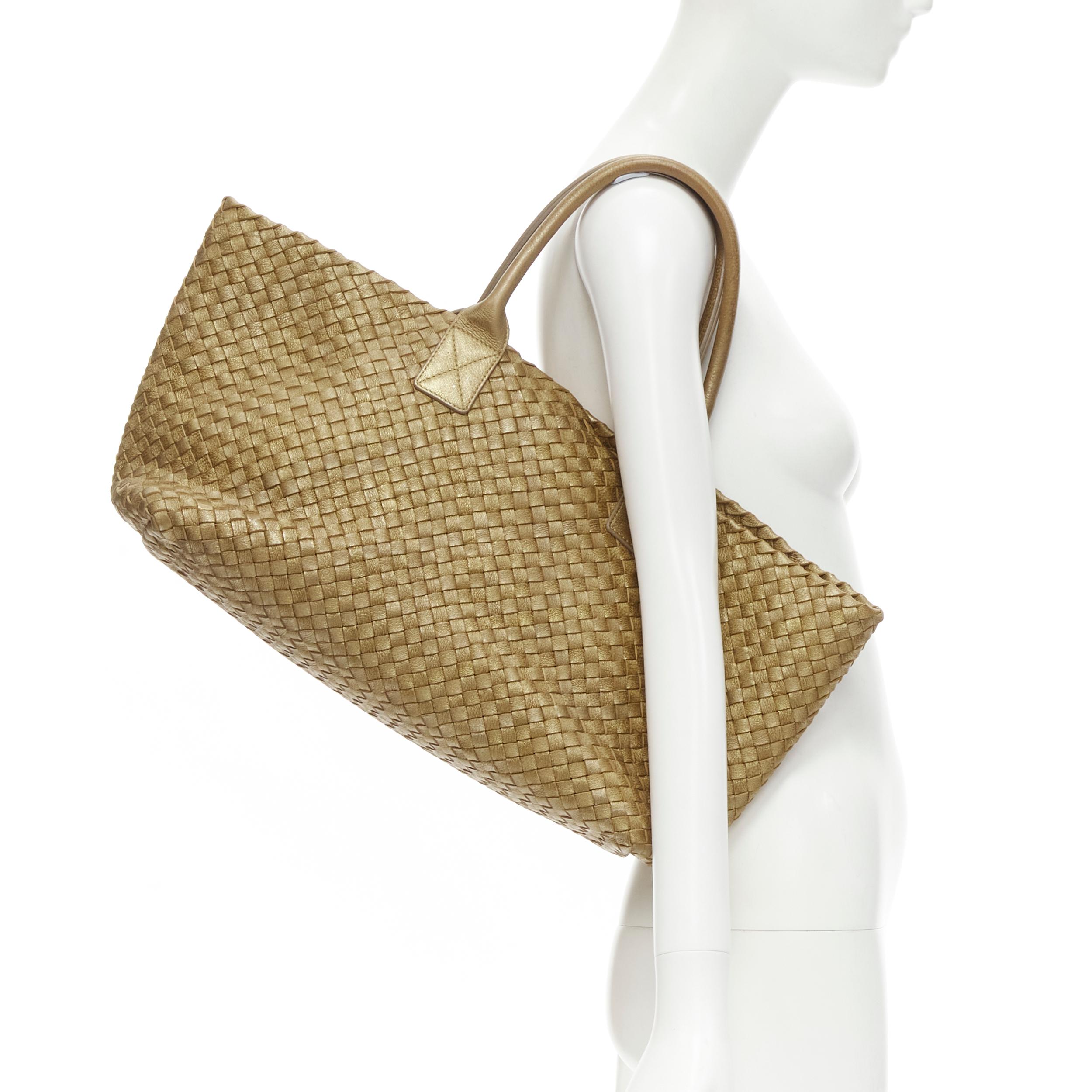 BOTTEGA VENETA Cabat Limited Edition metallic gold Intrecciato woven leather bag 
Reference: SNKO/A00180 
Brand: Bottega Veneta 
Model: Cabat 
Material: Leather 
Color: Gold 
Pattern: Solid 
Extra Detail: Metallic gold leather. Hand woven Cabat bag.