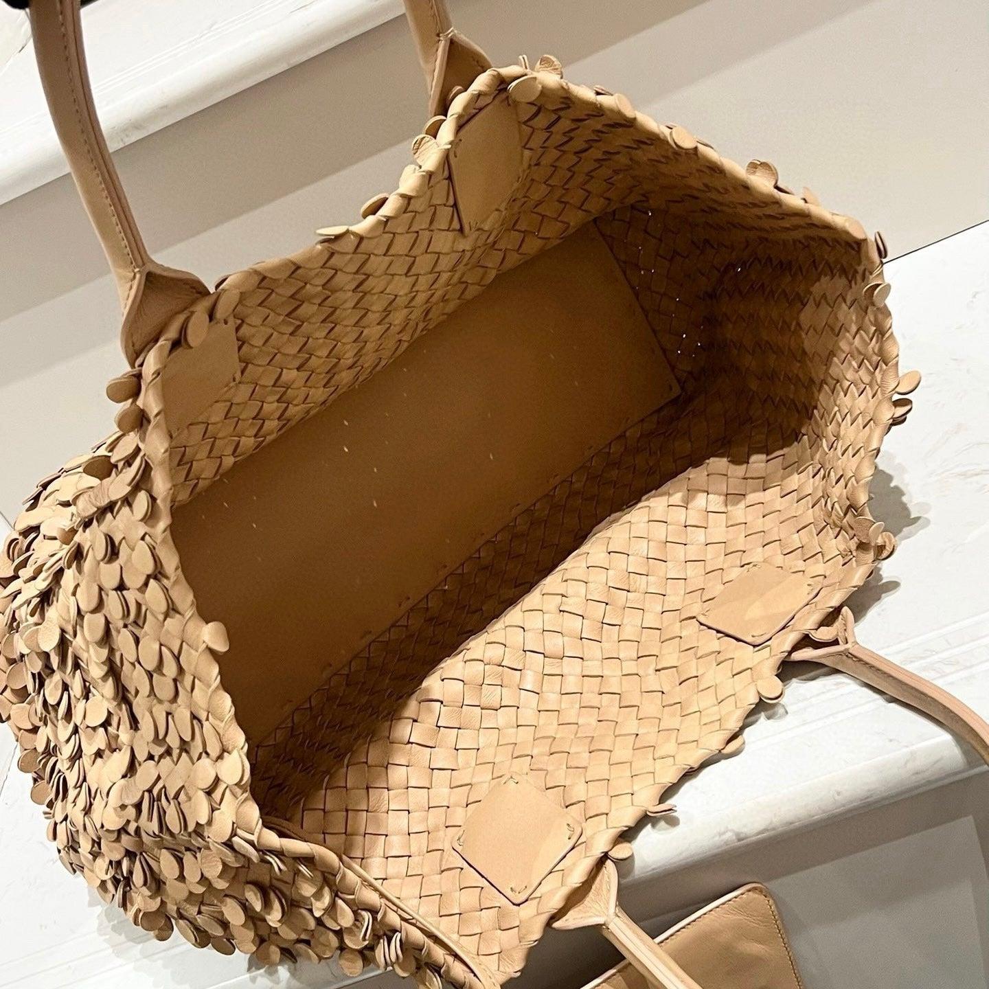 Bottega Veneta Cabat Limited Tan Poussin Paillettes Tote Beige In Excellent Condition In AUBERVILLIERS, FR