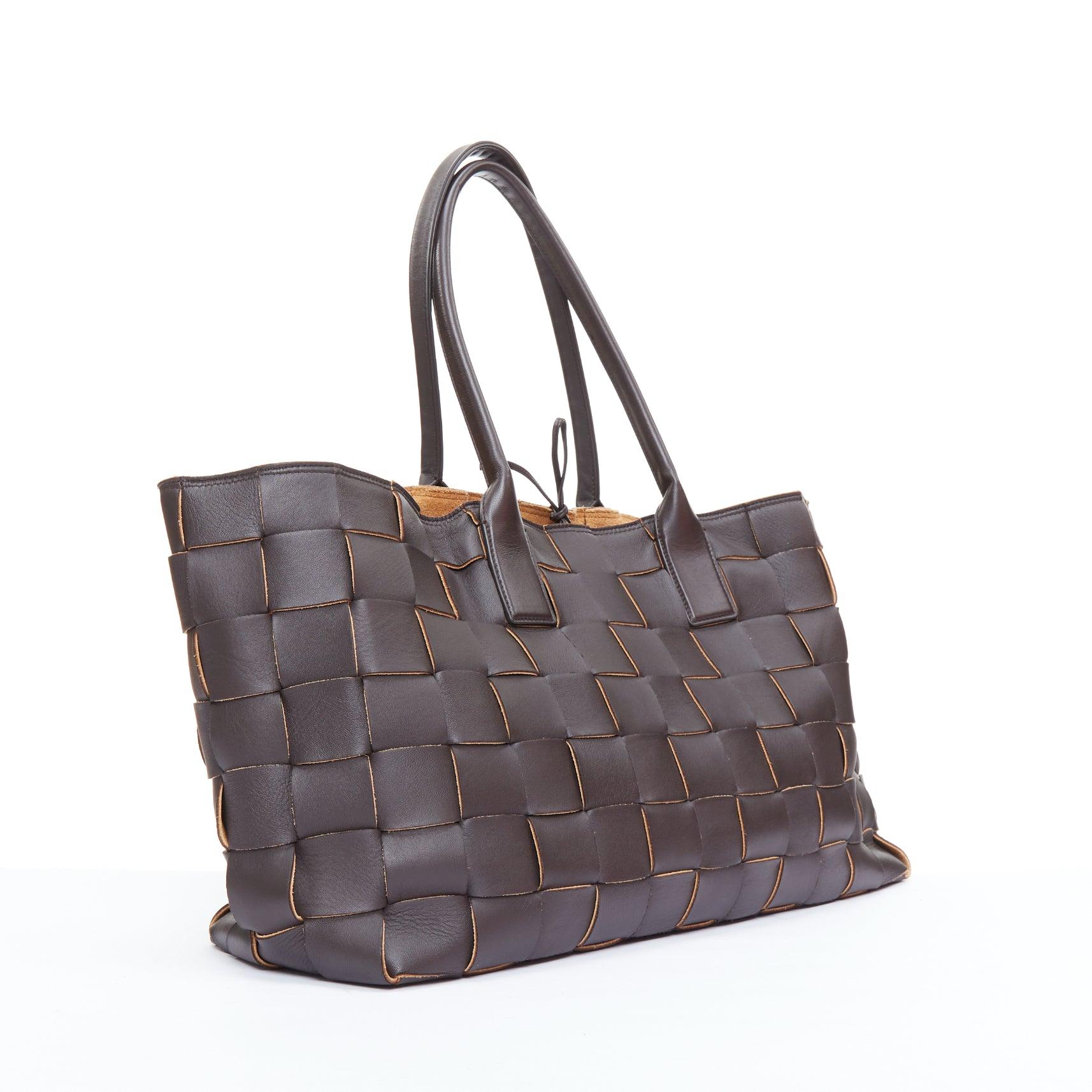 BOTTEGA VENETA Cabat Maxi Intrecciato dark brown woven leather tote bag In Good Condition In Hong Kong, NT