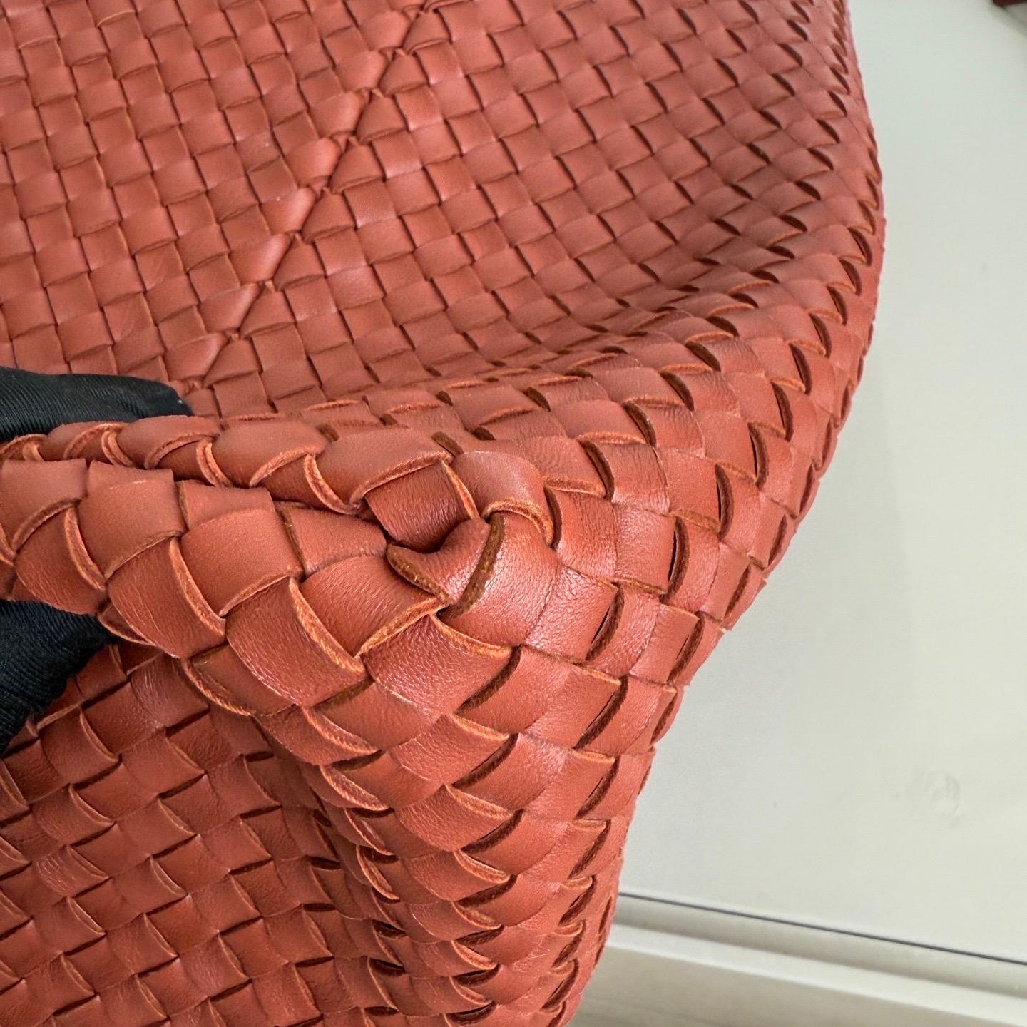 Bottega Veneta Cabat Maxi Intreccio Leather Tote Bag Brick Red 50cm en vente 5
