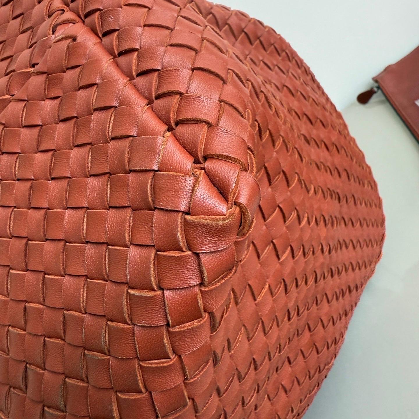 Bottega Veneta Cabat Maxi Intreccio Leather Tote Bag Brick Red 50cm en vente 6