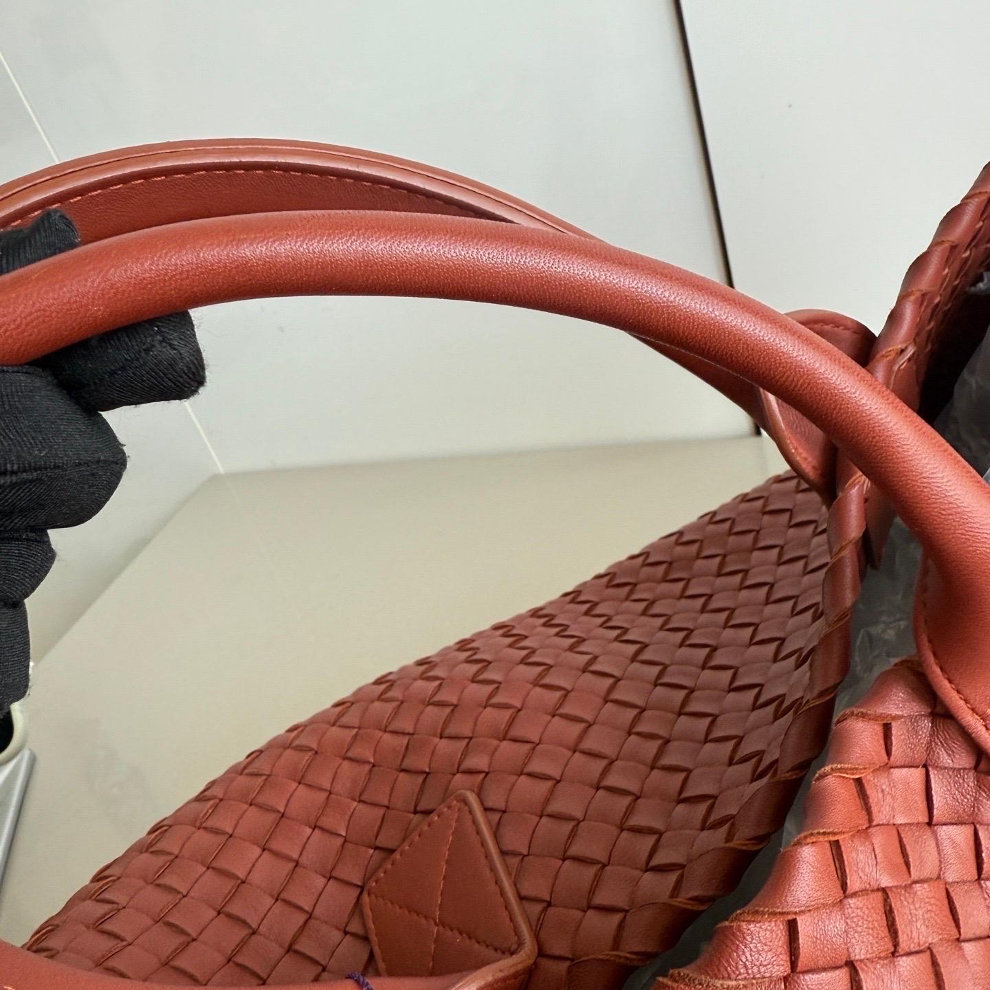Bottega Veneta Cabat Maxi Intreccio Leather Tote Bag Brick Red 50cm en vente 7