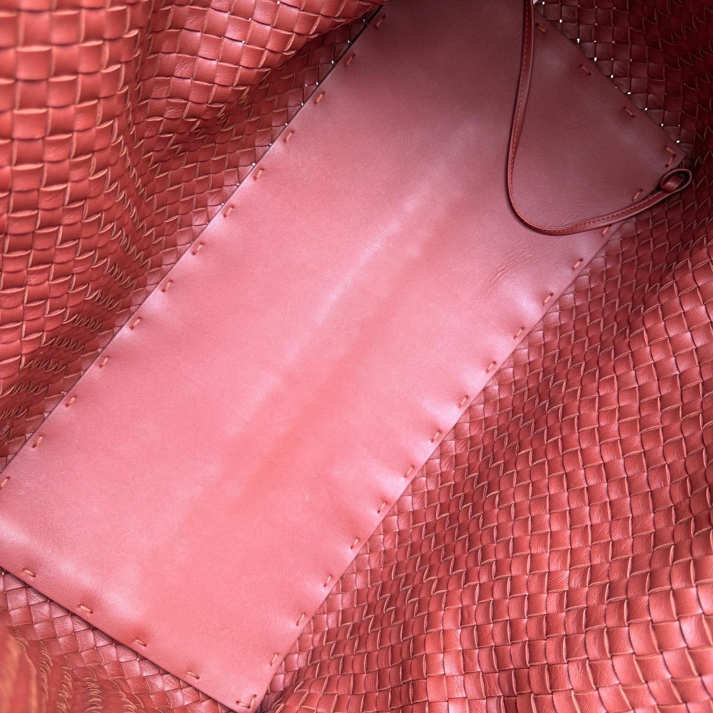 Bottega Veneta Cabat Maxi Intreccio Leather Tote Bag Brick Red 50cm en vente 8