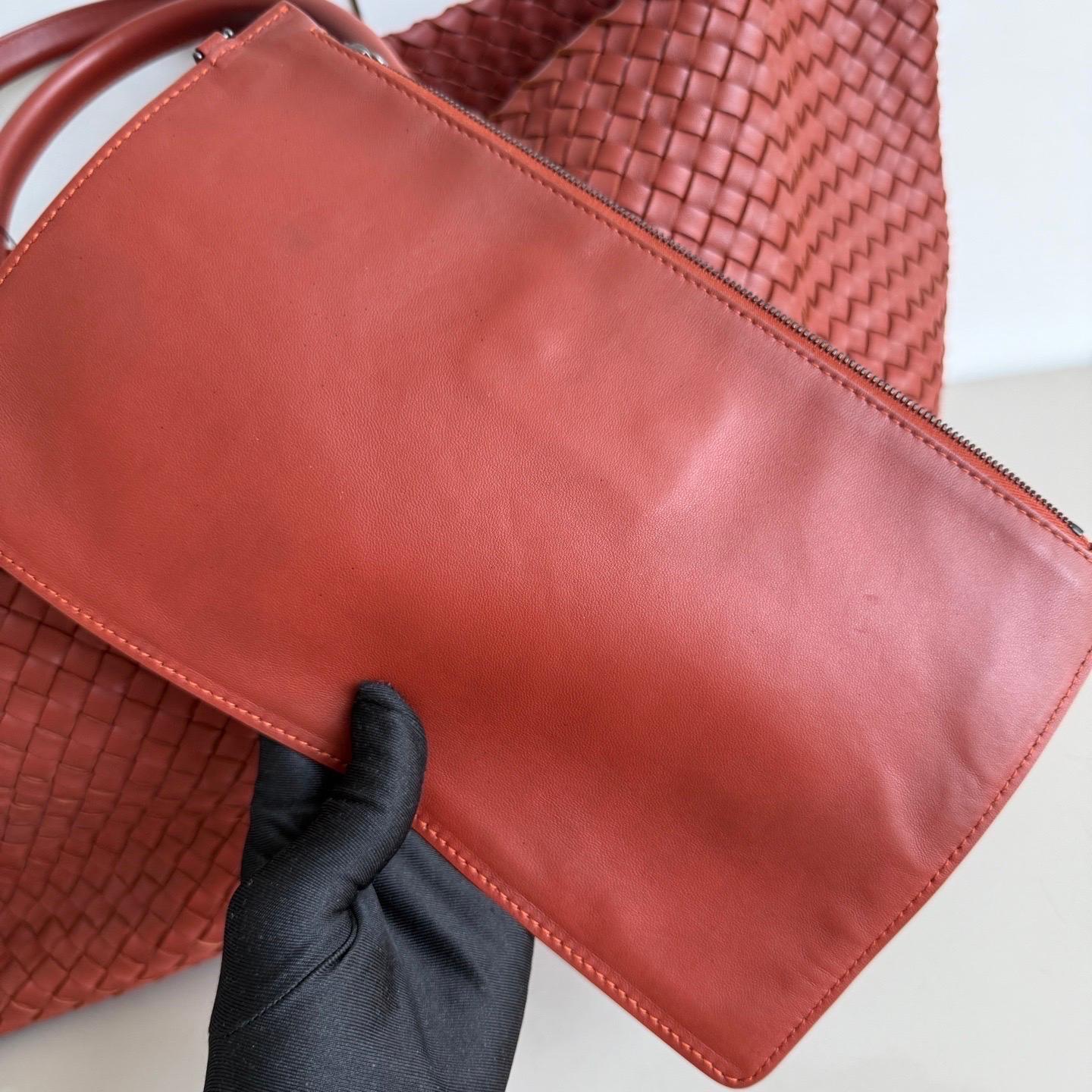 Bottega Veneta Cabat Maxi Intreccio Leather Tote Bag Brick Red 50cm en vente 11