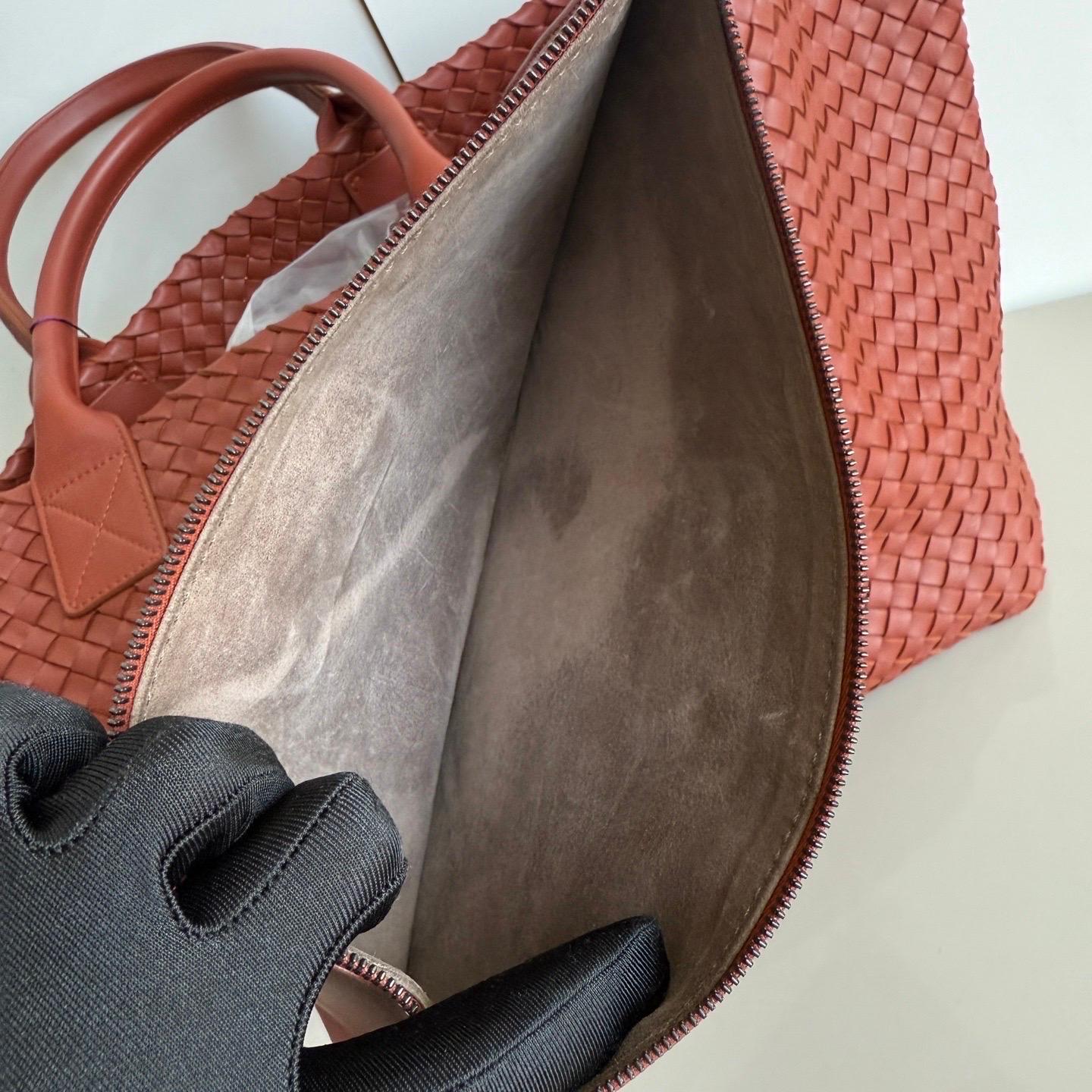 Bottega Veneta Cabat Maxi Intreccio Leather Tote Bag Brick Red 50cm en vente 12