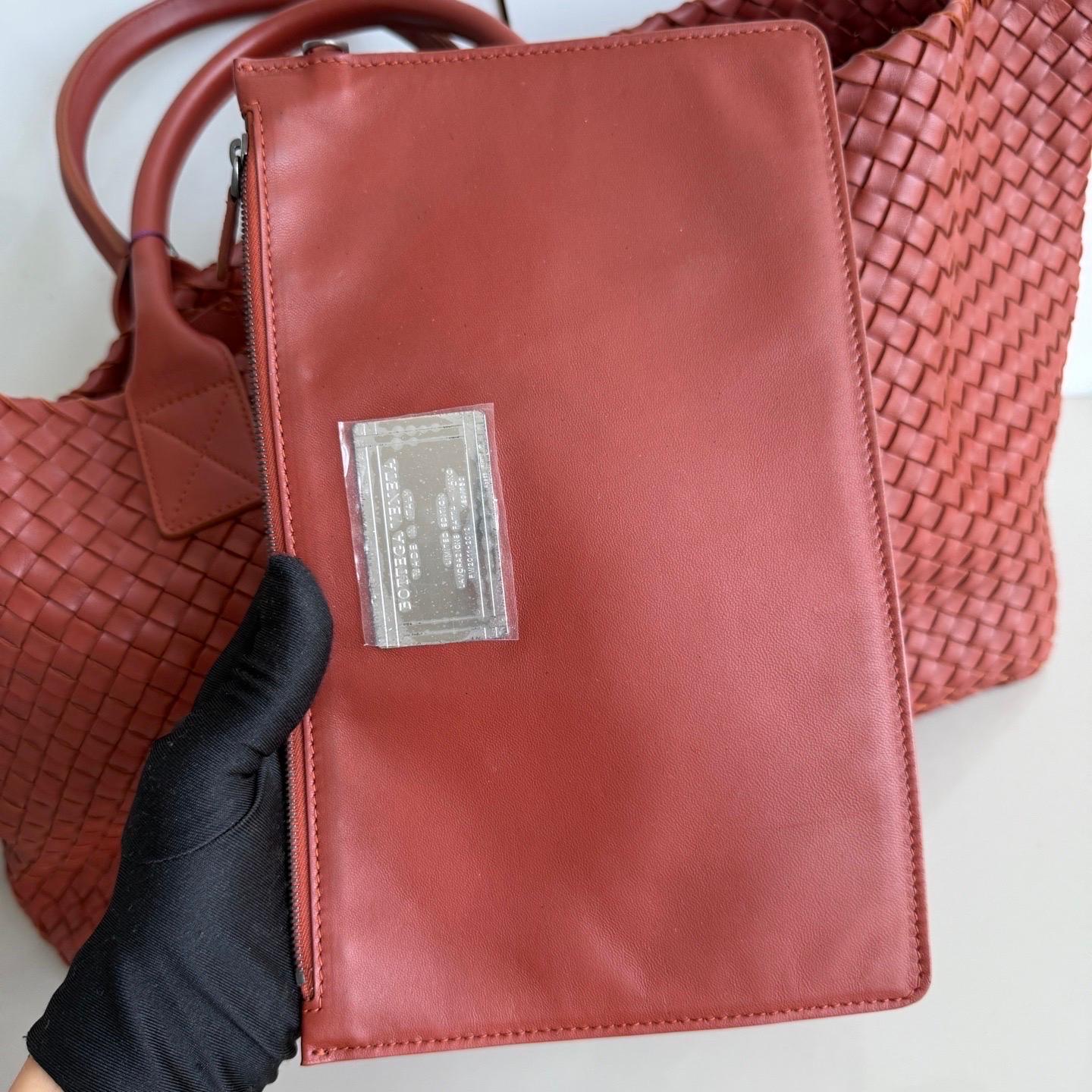 Bottega Veneta Cabat Maxi Intreccio Leather Tote Bag Brick Red 50cm en vente 14