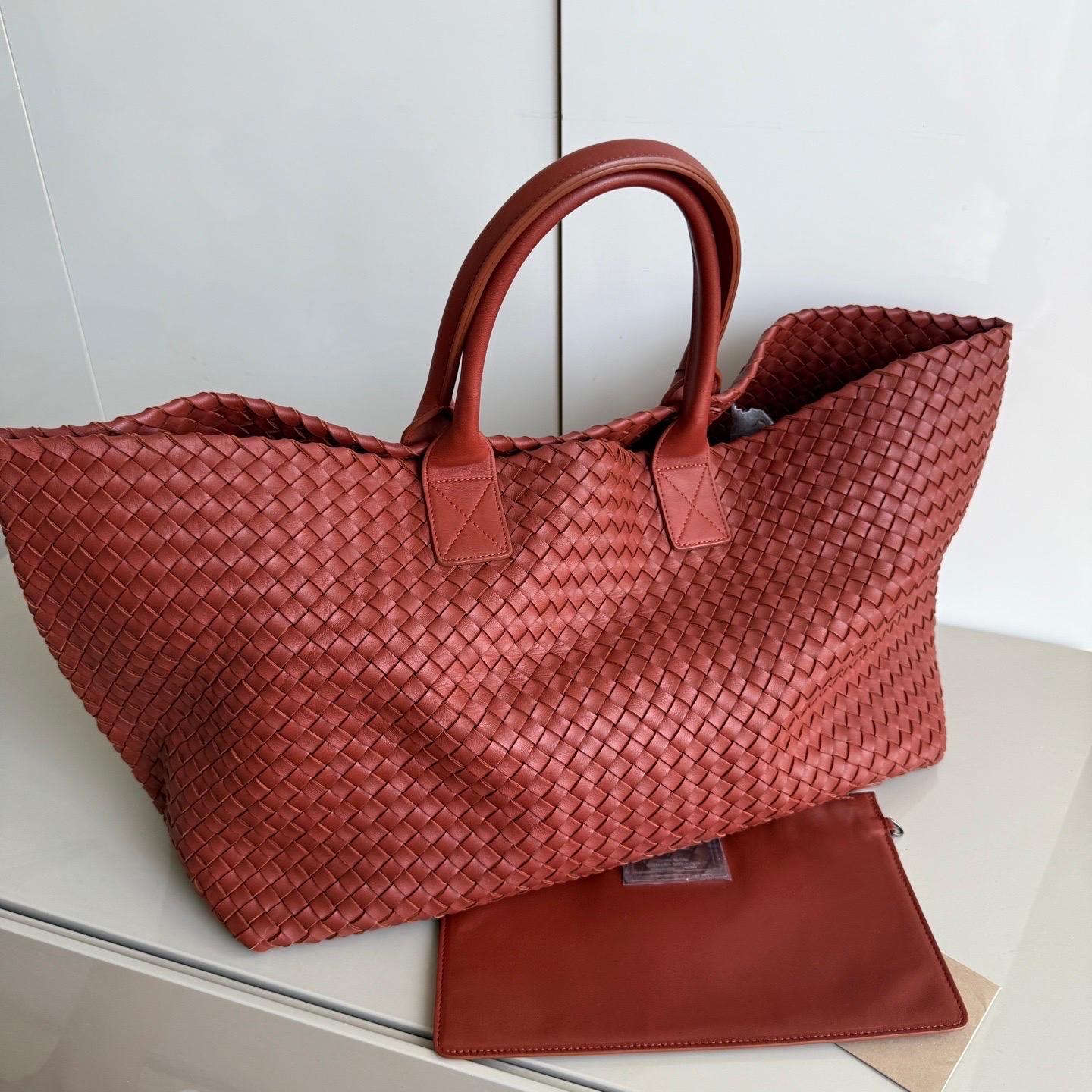 Découvrez le luxe sophistiqué du sac fourre-tout en cuir Bottega Veneta Cabat Intreccio. Vous serez séduit par l'élégance de son design culte, réalisé à la main dans un luxueux cuir de veau avec le tissage intreccio emblématique. 

Les artisans de