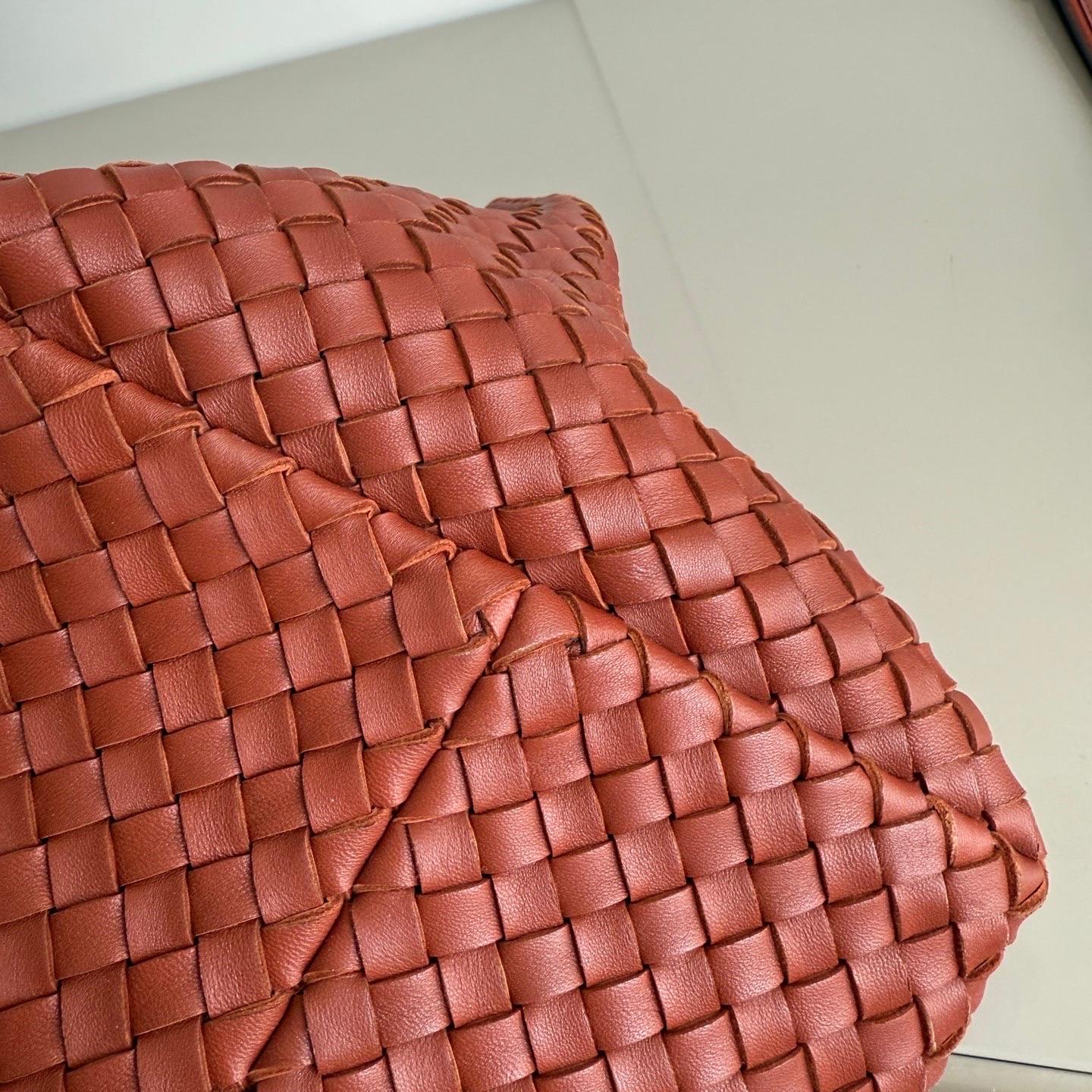 Bottega Veneta Cabat Maxi Intreccio Leather Tote Bag Brick Red 50cm en vente 15