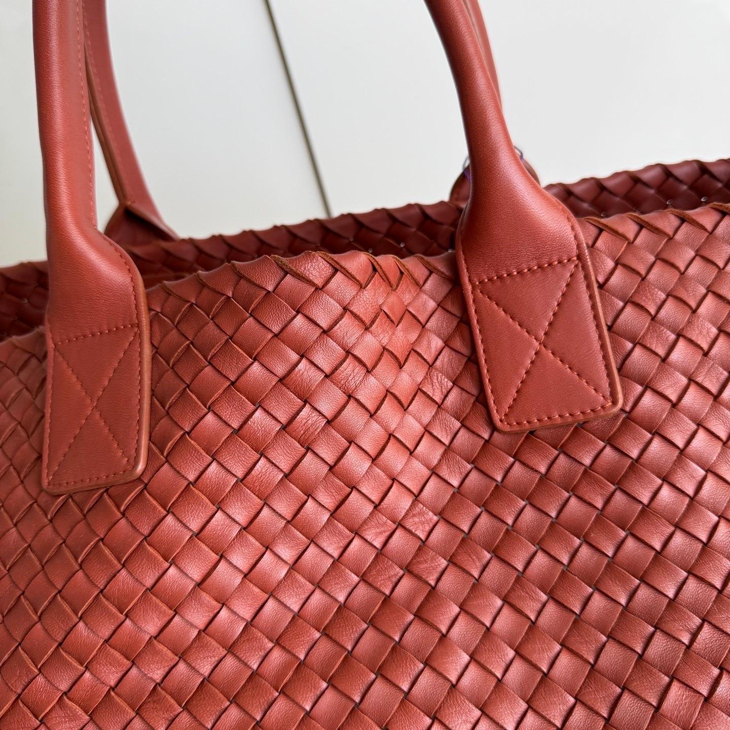 Bottega Veneta Cabat Maxi Intreccio Leather Tote Bag Brick Red 50cm Excellent état - En vente à AUBERVILLIERS, FR