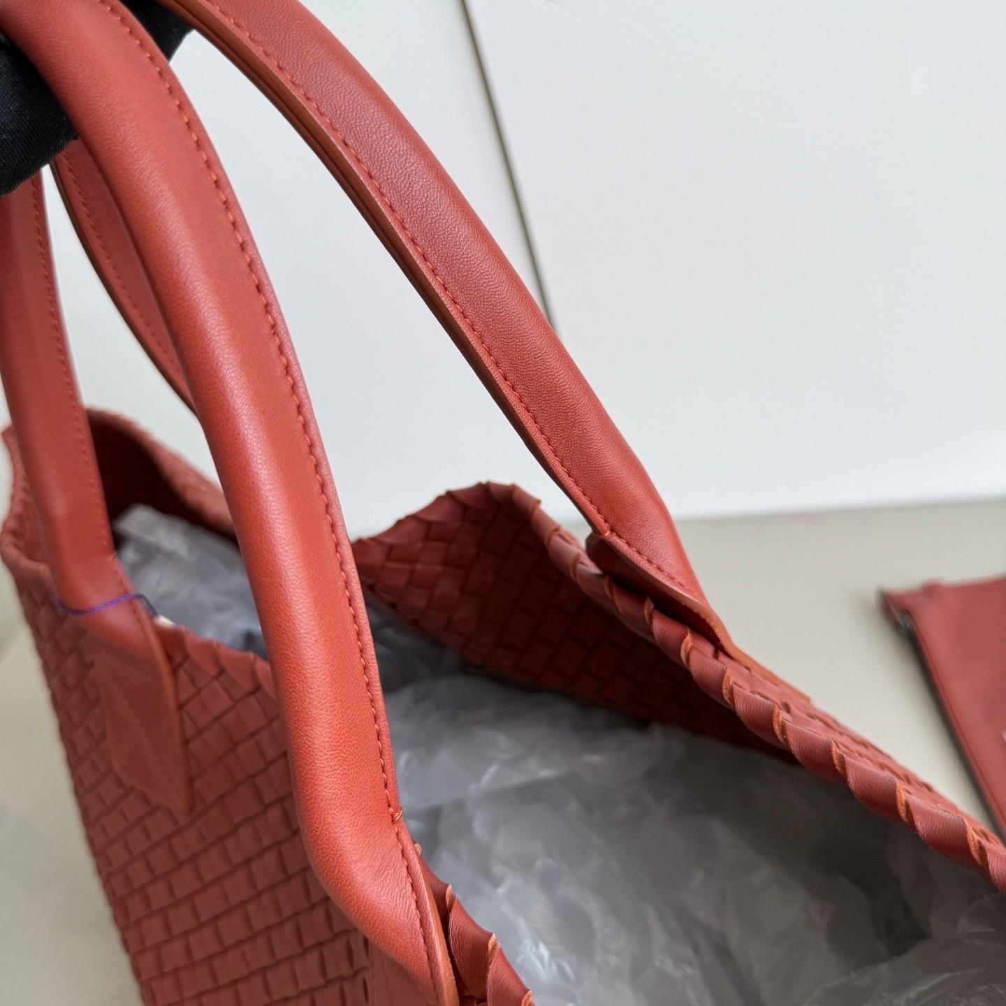 Bottega Veneta Cabat Maxi Intreccio Leather Tote Bag Brick Red 50cm Pour femmes en vente
