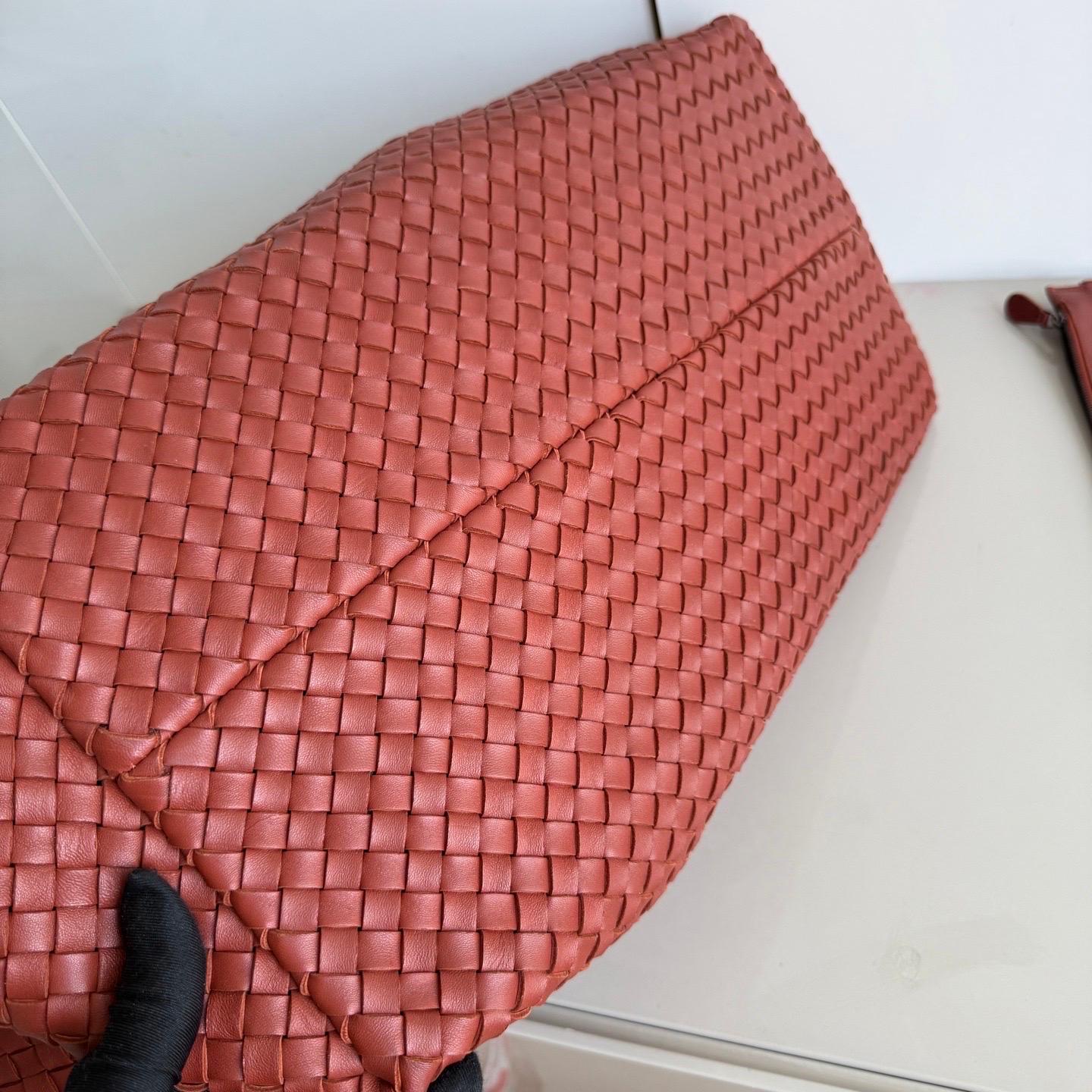 Bottega Veneta Cabat Maxi Intreccio Leather Tote Bag Brick Red 50cm en vente 1