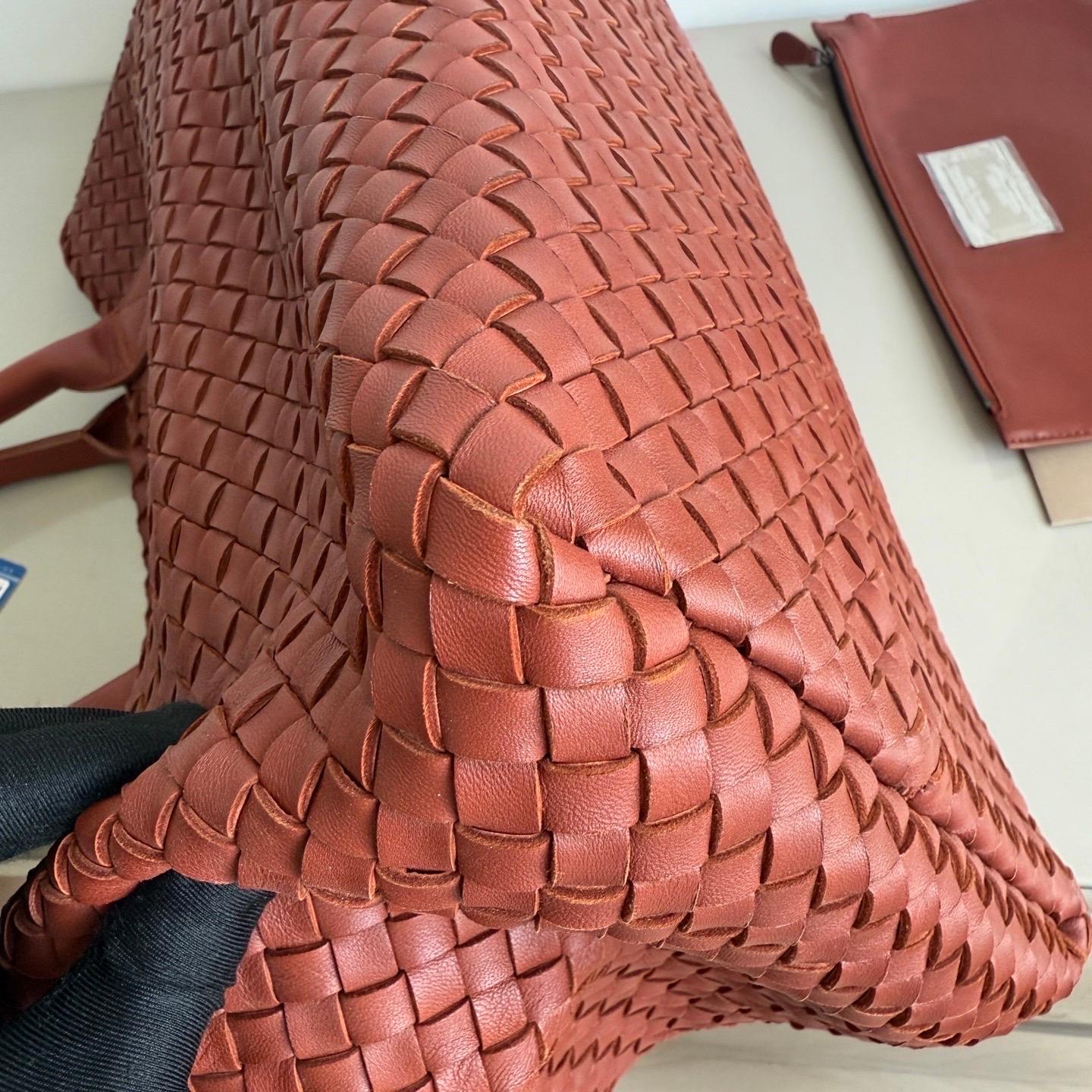 Bottega Veneta Cabat Maxi Intreccio Leather Tote Bag Brick Red 50cm en vente 2