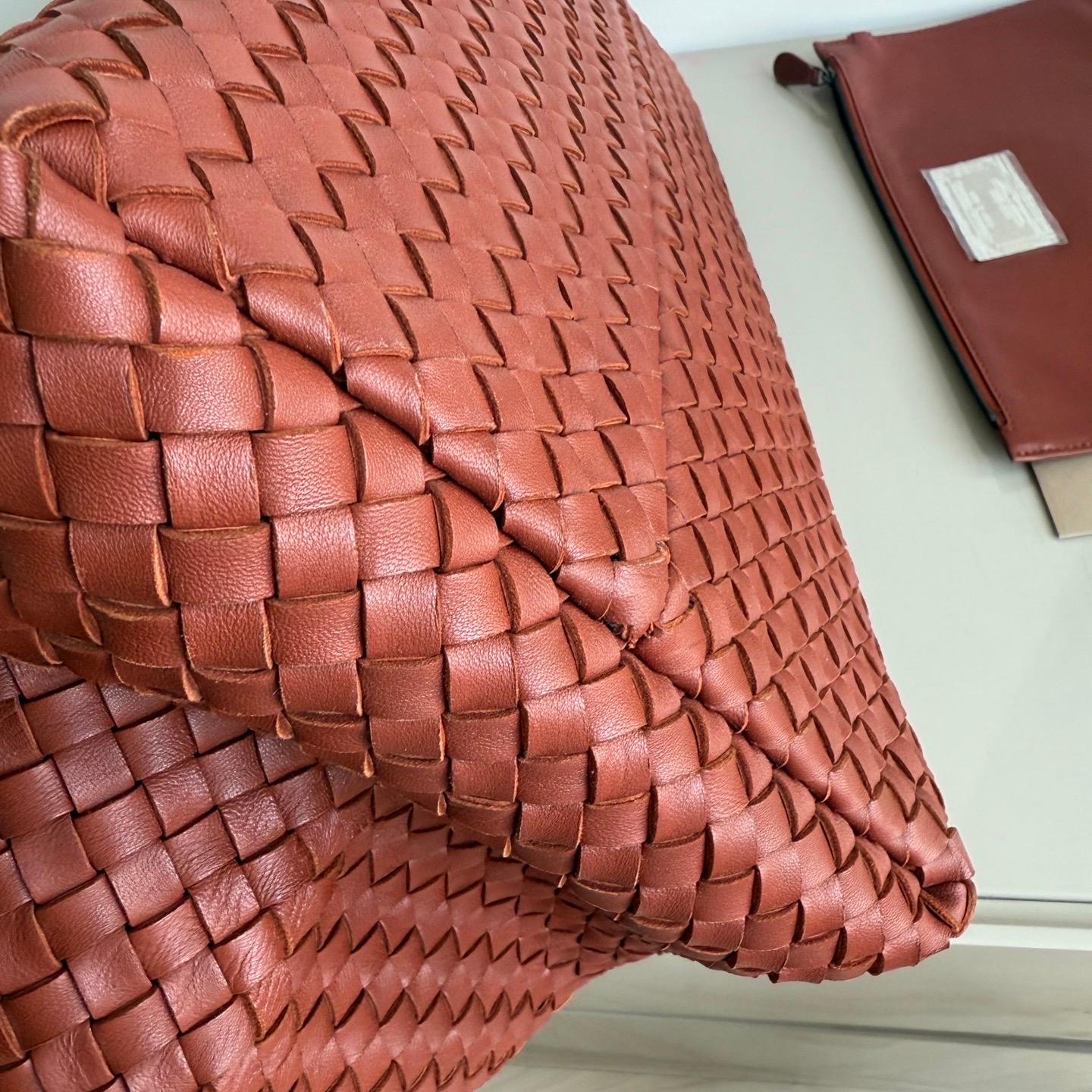 Bottega Veneta Cabat Maxi Intreccio Leather Tote Bag Brick Red 50cm en vente 3