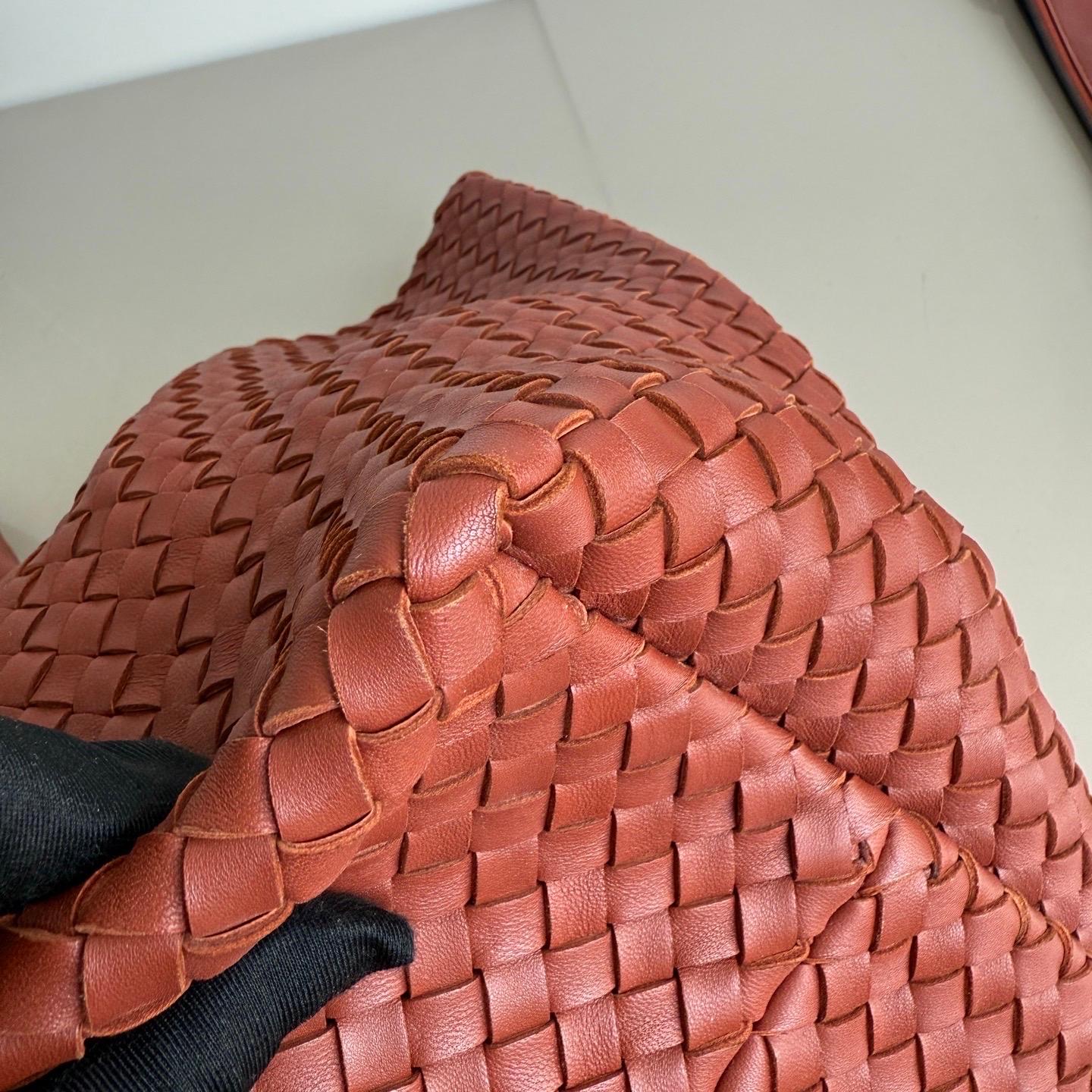 Bottega Veneta Cabat Maxi Intreccio Leather Tote Bag Brick Red 50cm en vente 4
