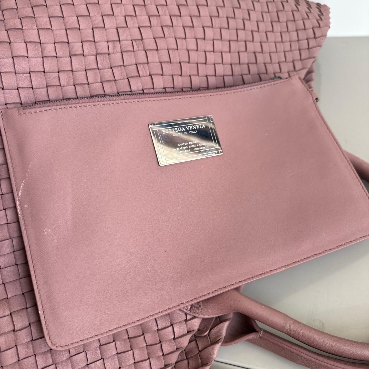 Bottega Veneta Cabat Maxi Intreccio Leather Tote Bag Mauve Pink 50cm en vente 9