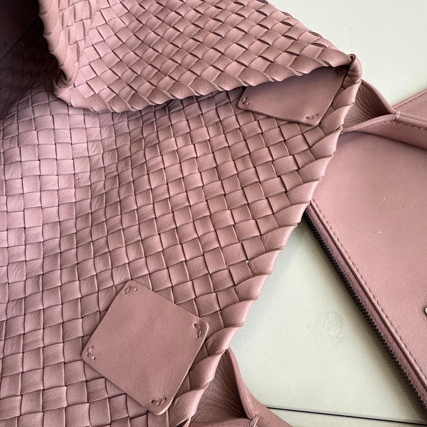 Bottega Veneta Cabat Maxi Intreccio Leather Tote Bag Mauve Pink 50cm en vente 13