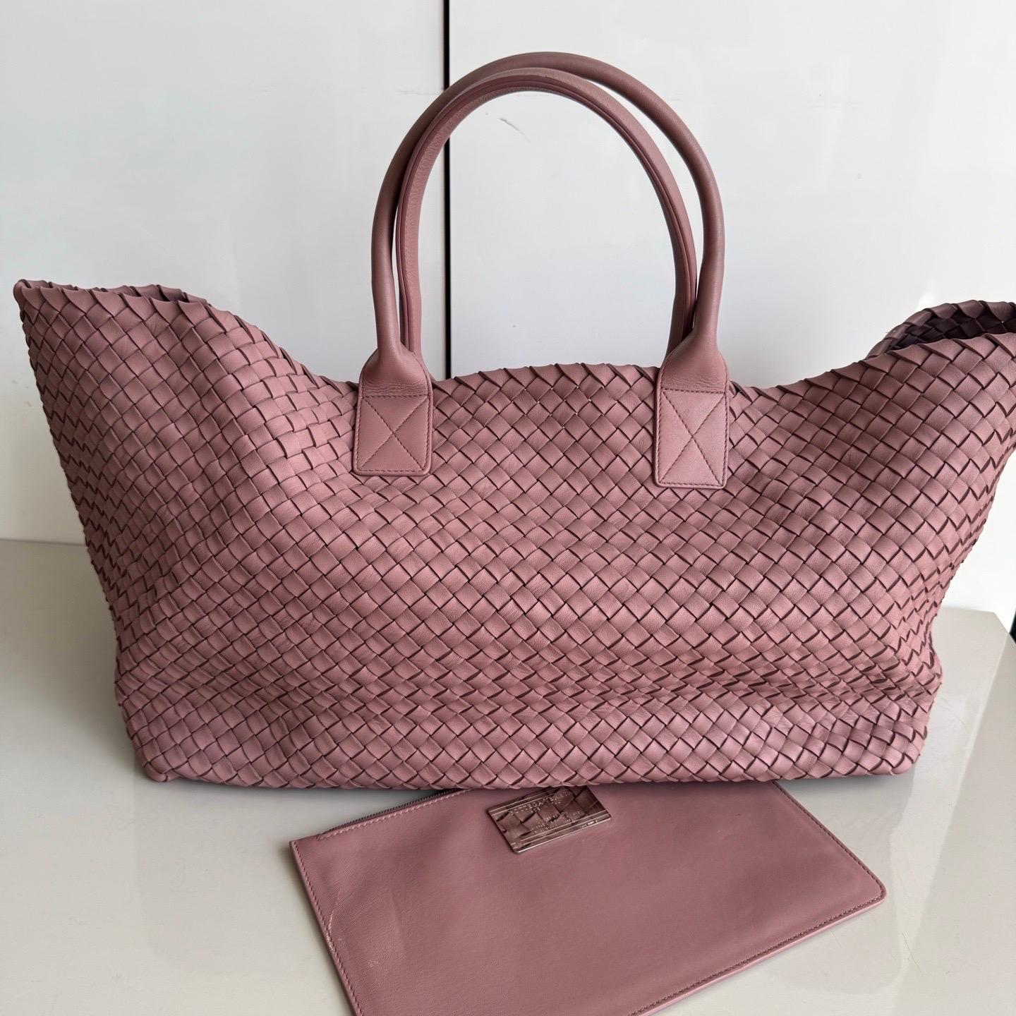 Découvrez le luxe sophistiqué du sac fourre-tout en cuir Bottega Veneta Cabat Intreccio. Vous serez séduit par l'élégance de son design culte, réalisé à la main dans un luxueux cuir de veau avec le tissage intreccio emblématique. 

Les artisans de