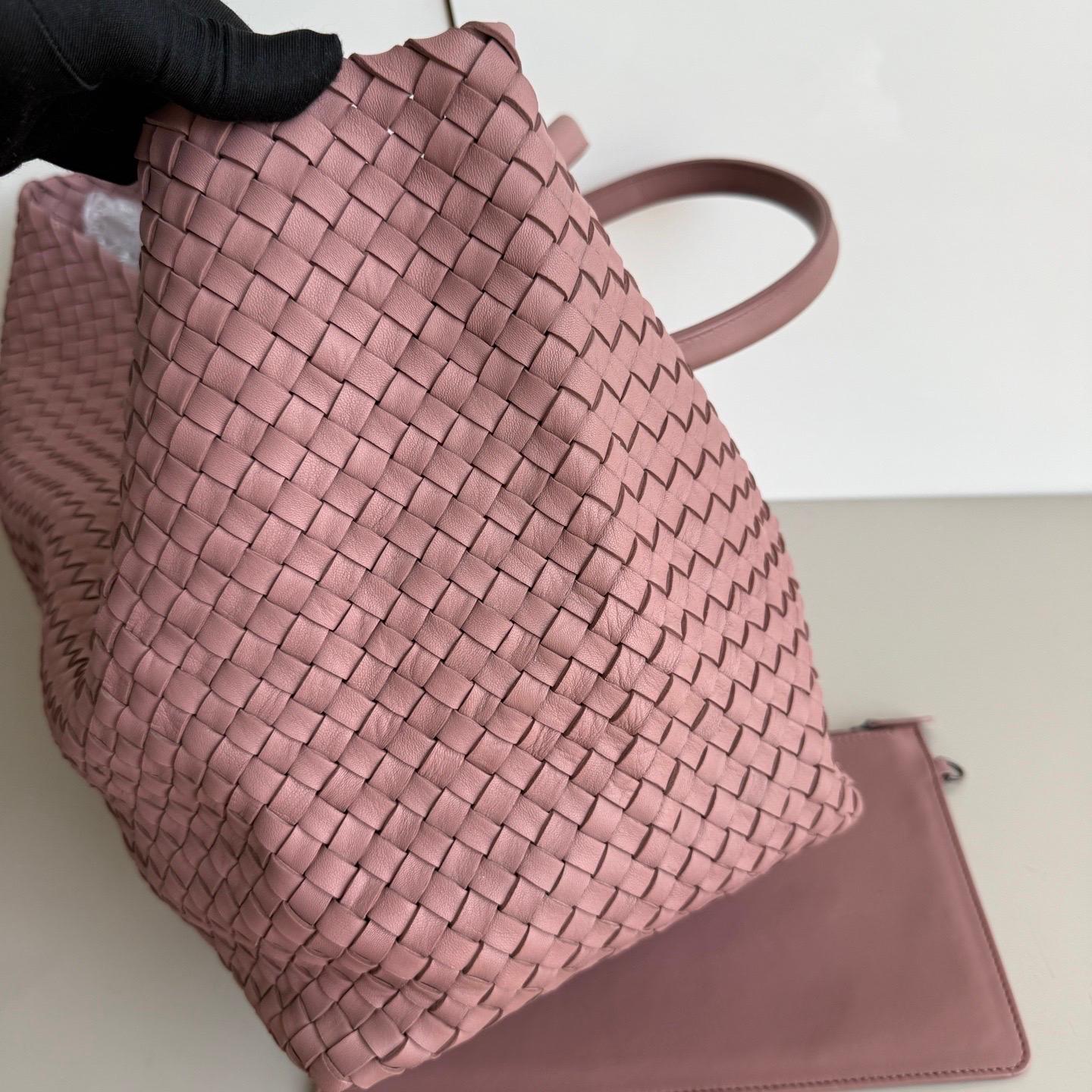 Bottega Veneta Cabat Maxi Intreccio Leather Tote Bag Mauve Pink 50cm Excellent état - En vente à AUBERVILLIERS, FR