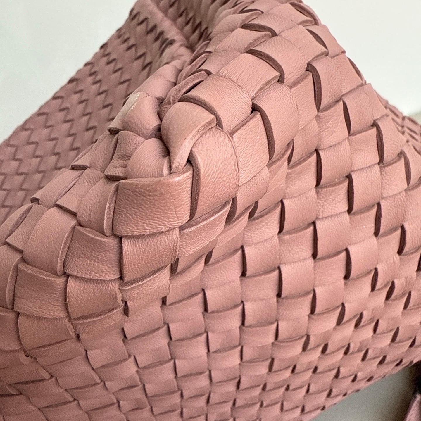 Bottega Veneta Cabat Maxi Intreccio Leather Tote Bag Mauve Pink 50cm en vente 1