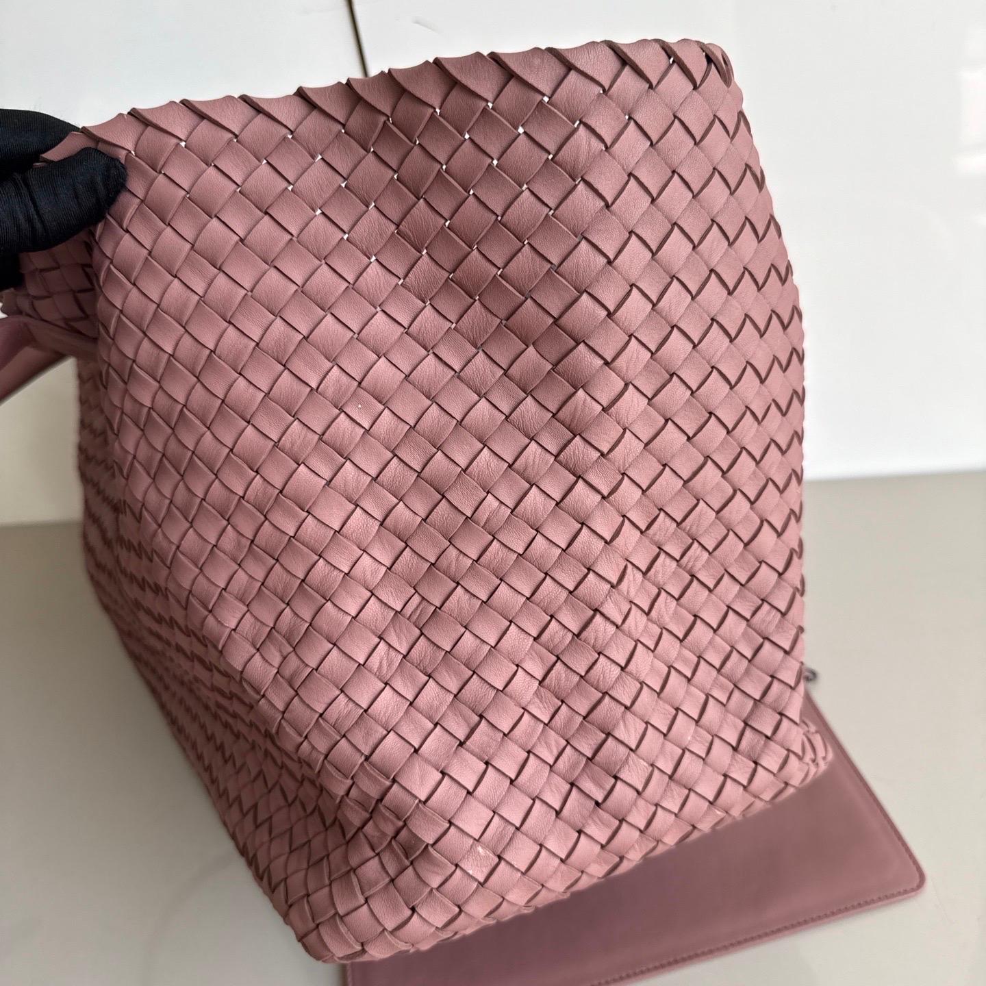 Bottega Veneta Cabat Maxi Intreccio Leather Tote Bag Mauve Pink 50cm en vente 3
