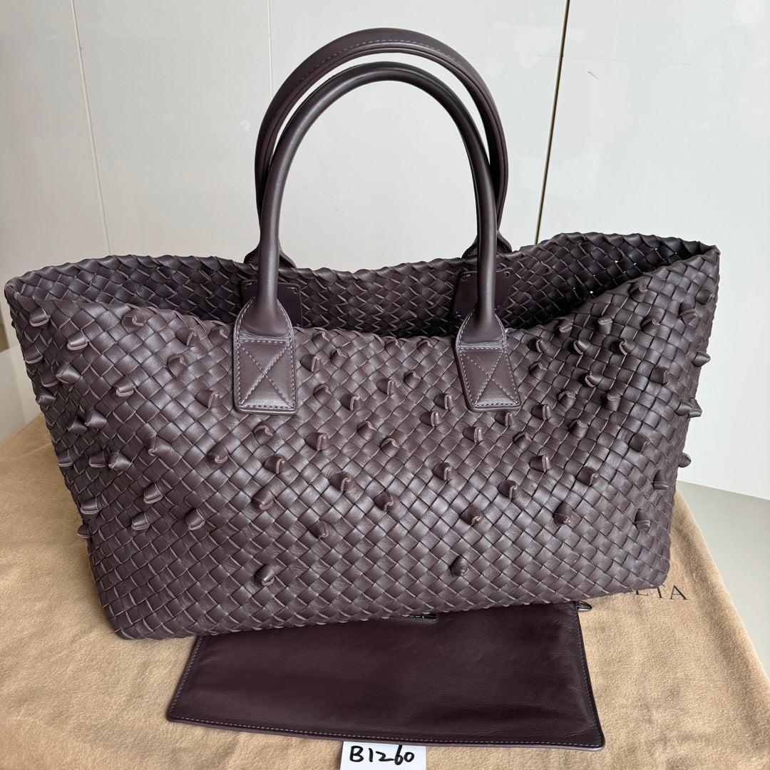 Bottega Veneta Cabat Medium Intreccio Leather Tote Bag Dark Chocolate Brown

  Discover the sophisticated luxury of the Bottega Veneta Cabat Intreccio Leather Tote Bag. Revel in its stylish cult design, handcrafted in a luxurious calfskin leather