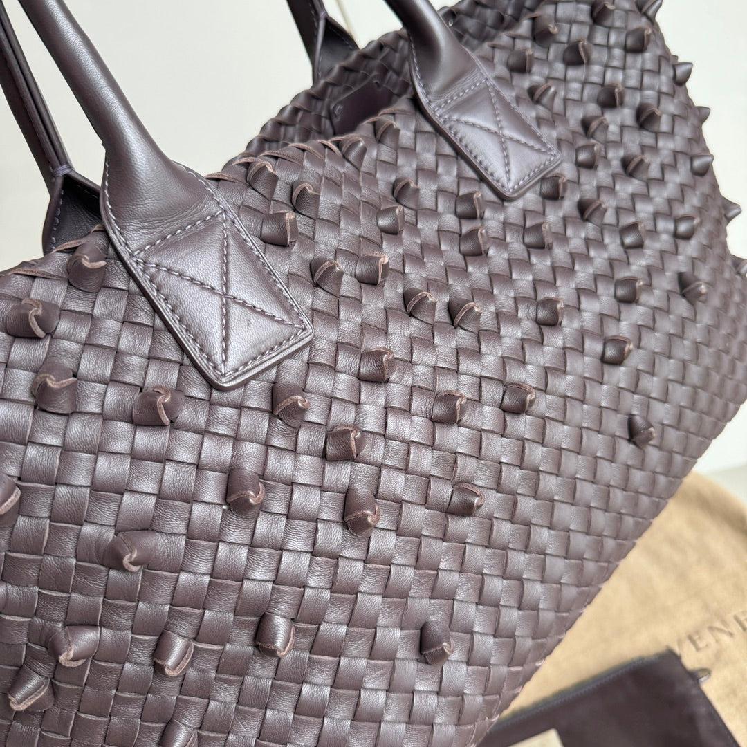 Bottega Veneta Cabat Medium Intreccio Leather Tote Bag Dark Chocolate Brown In Excellent Condition In AUBERVILLIERS, FR