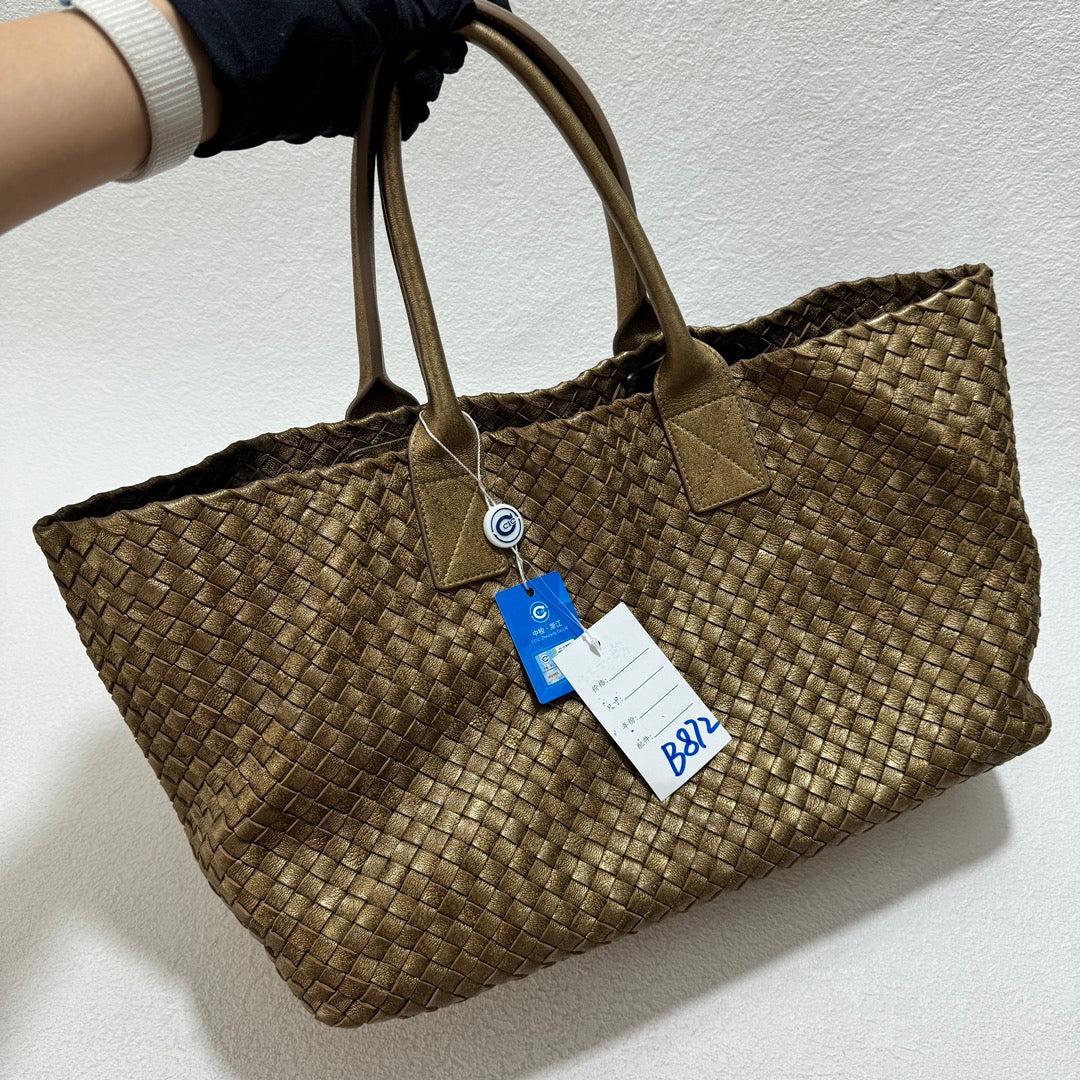 Bottega Veneta Cabat Medium Intreccio Leather Tote Bag Gold
These are professional photos of the actual bag.
  Discover the sophisticated luxury of the Bottega Veneta Cabat Intreccio Leather Tote Bag. Revel in its stylish cult design, handcrafted in