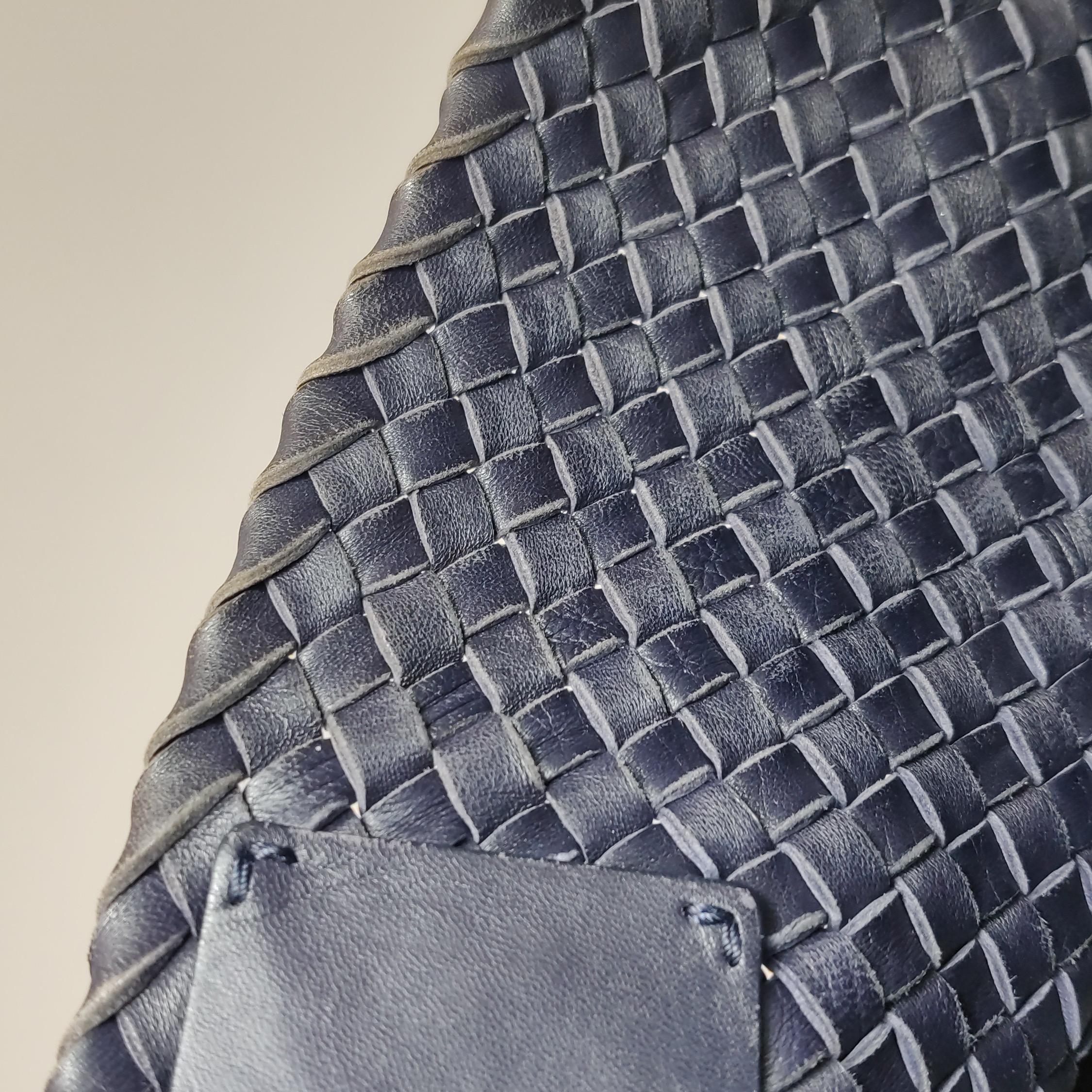 Bottega Veneta Cabat MM Intreccio Leather Tote Bag Navy 40cm en vente 5