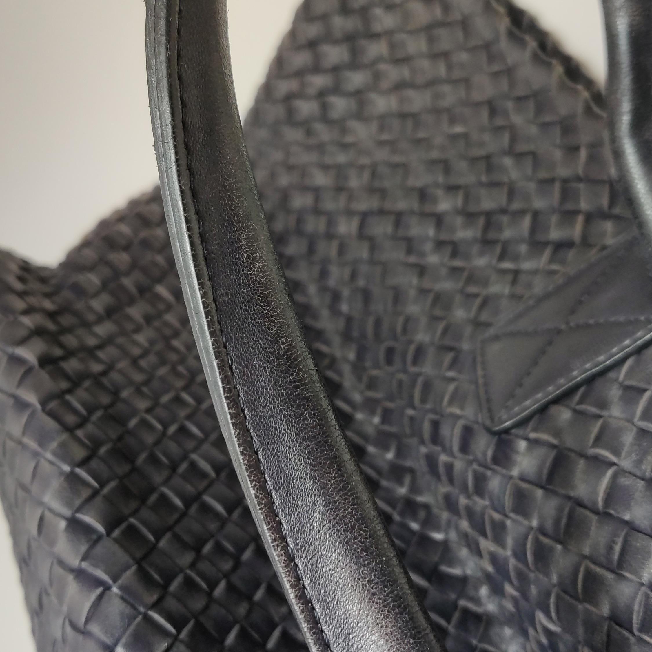 Bottega Veneta Cabat MM Intreccio Leather Tote Bag Navy 40cm en vente 6