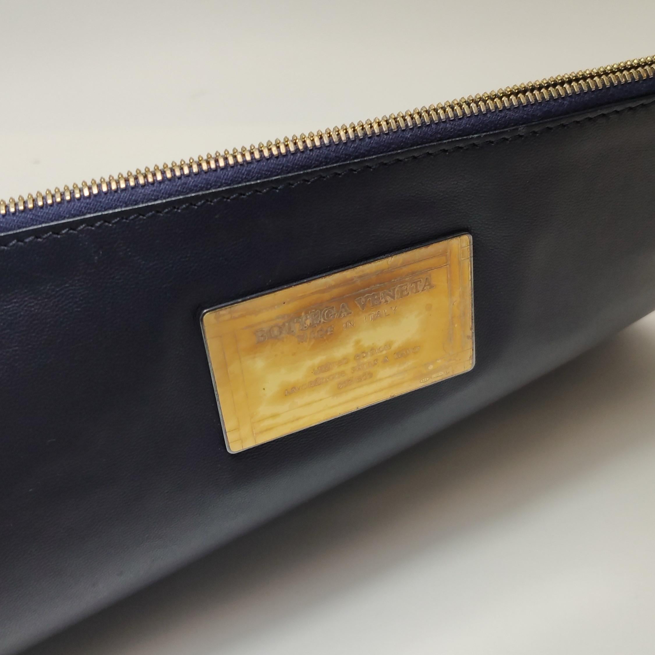 Bottega Veneta Cabat MM Intreccio Leather Tote Bag Navy 40cm en vente 7