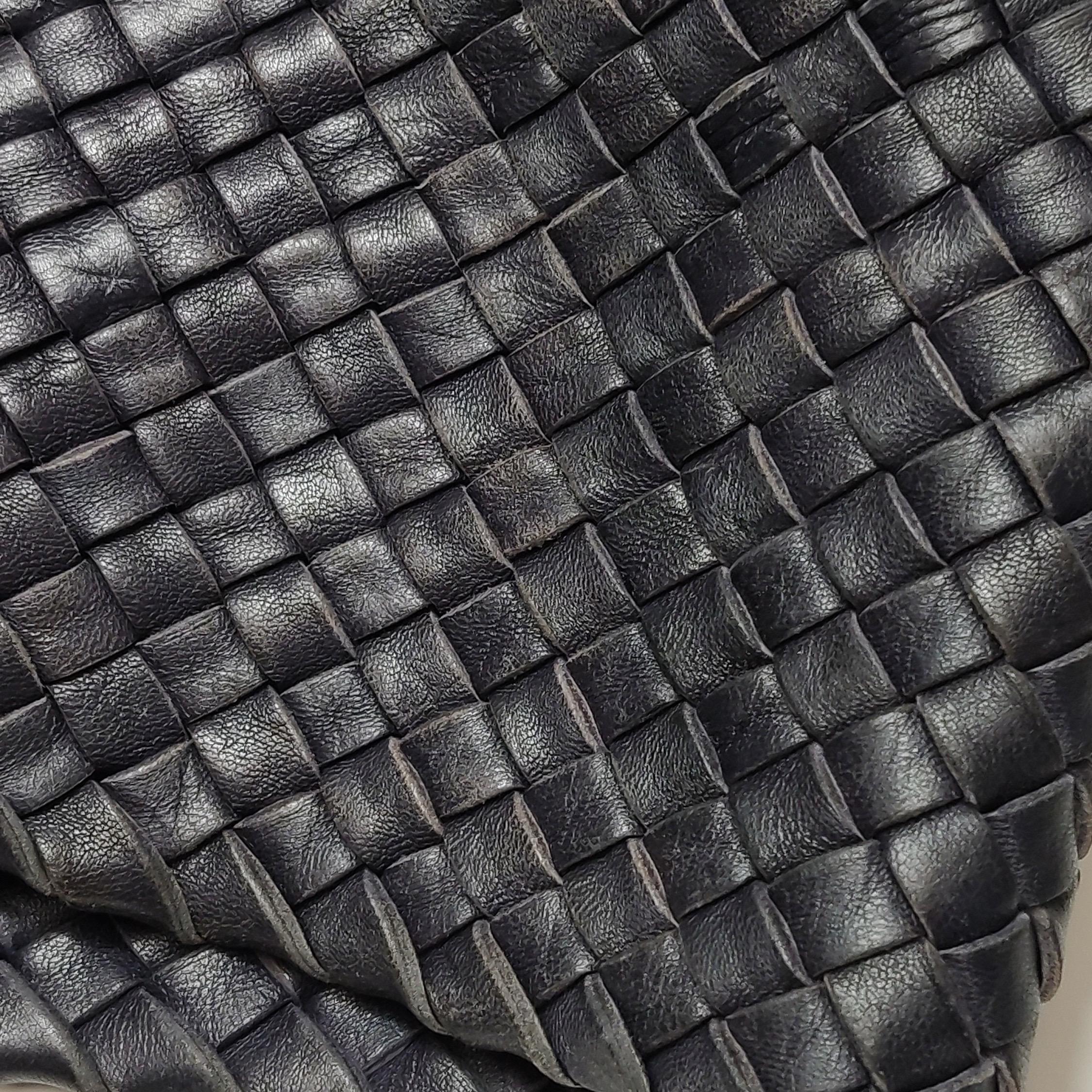 Bottega Veneta Cabat MM Intreccio Leather Tote Bag Navy 40cm en vente 10