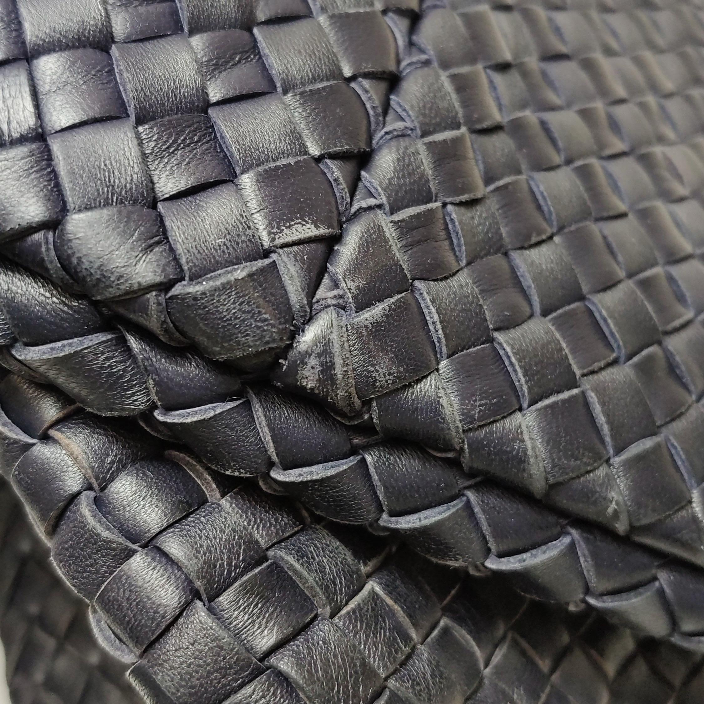 Bottega Veneta Cabat MM Intreccio Leather Tote Bag Navy 40cm en vente 11