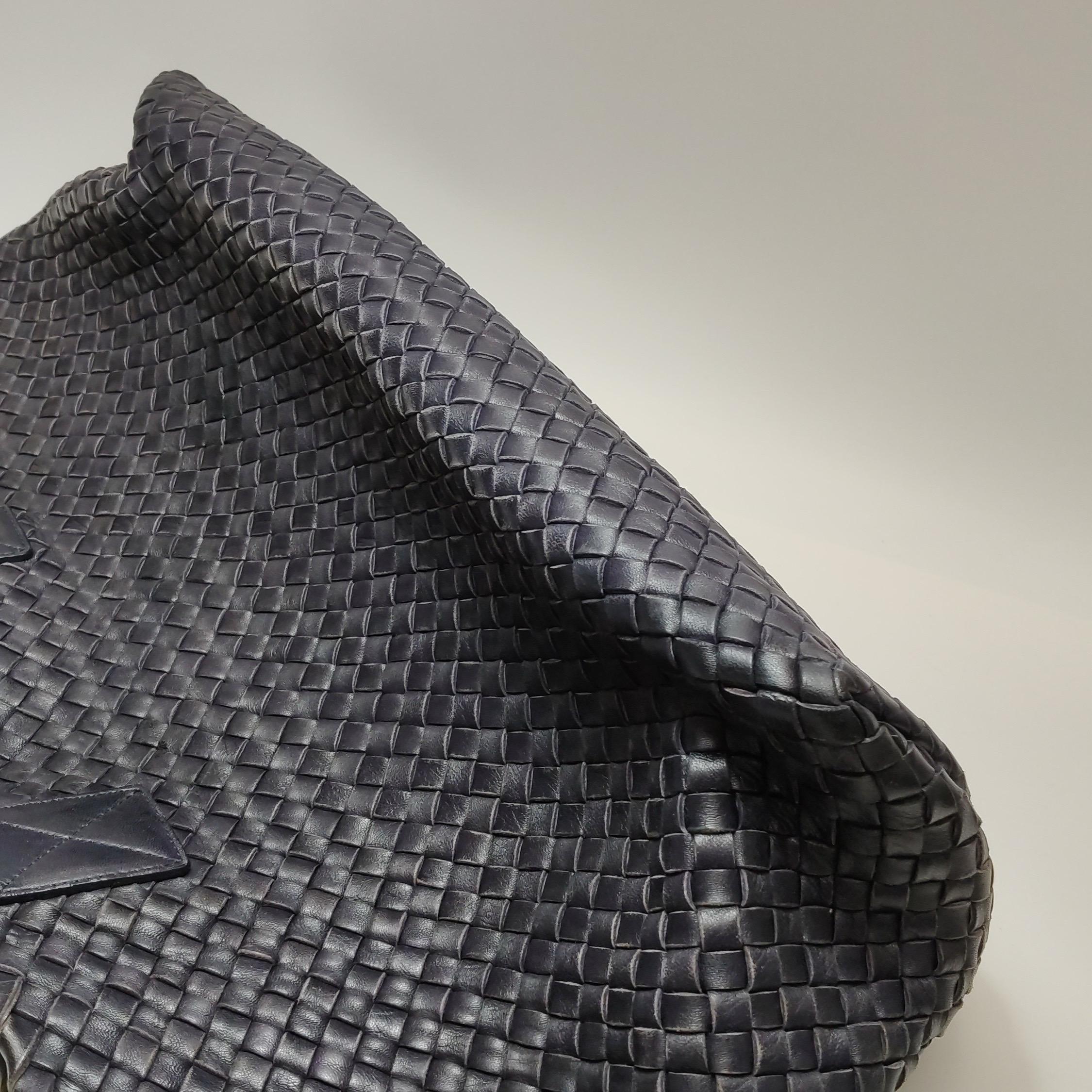 Bottega Veneta Cabat MM Intreccio Leather Tote Bag Navy 40cm en vente 12