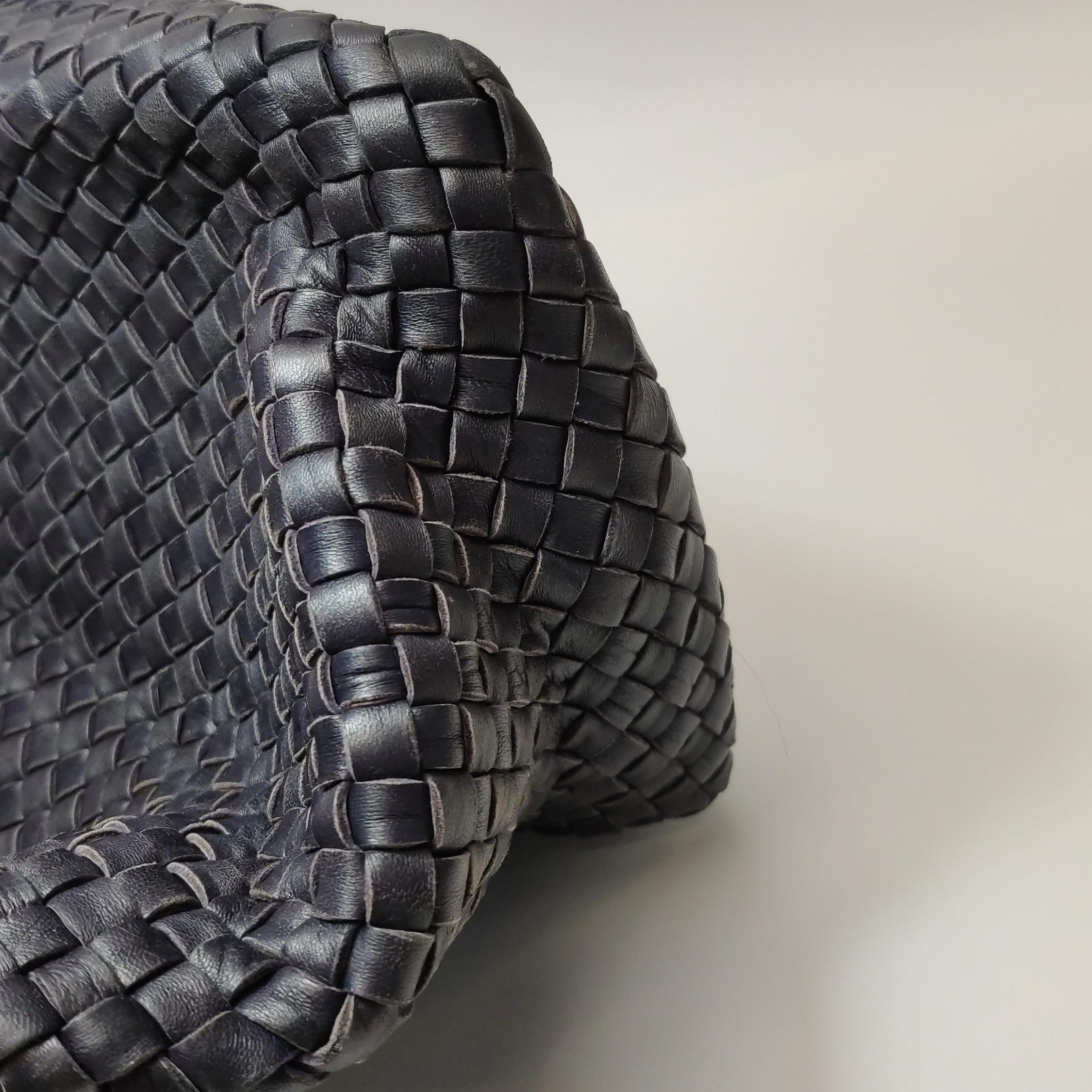 Bottega Veneta Cabat MM Intreccio Leather Tote Bag Navy 40cm en vente 13