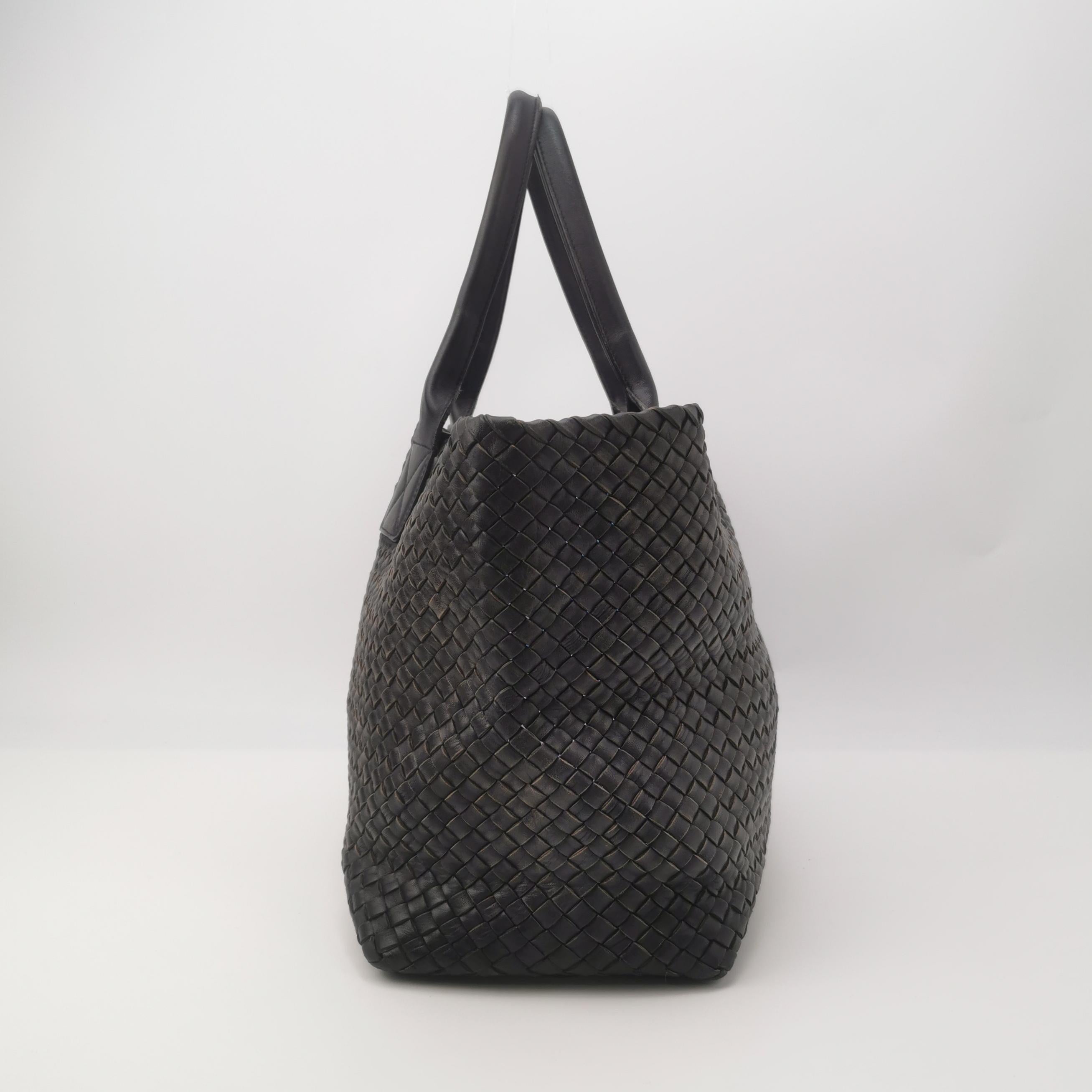 Bottega Veneta Cabat MM Intreccio Leather Tote Bag Navy 40cm
Il s'agit de photos professionnelles du sac offert par Luxbags.
Découvrez le luxe sophistiqué du sac fourre-tout en cuir Bottega Veneta Cabat Intreccio. Vous serez séduit par l'élégance de
