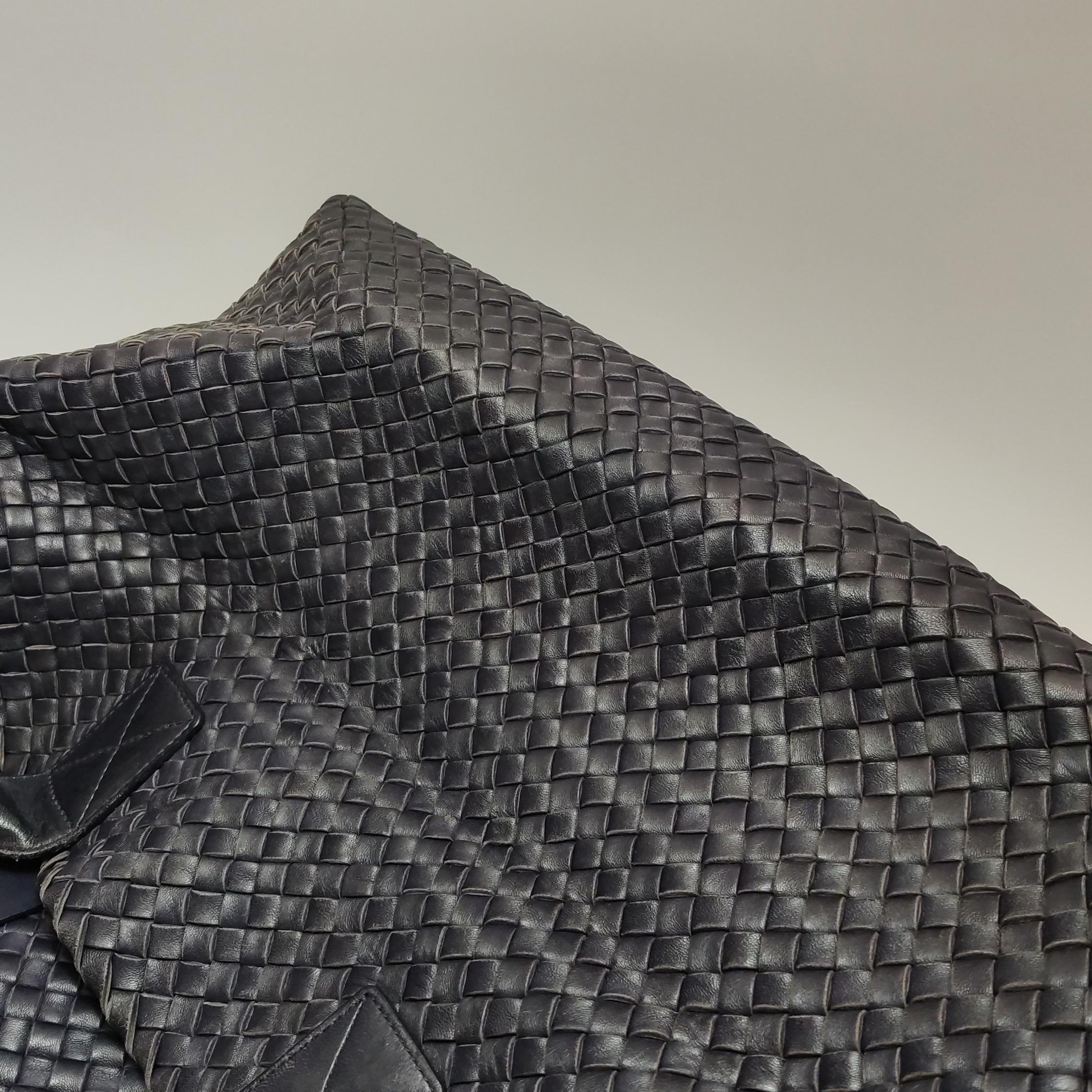 Bottega Veneta Cabat MM Intreccio Leather Tote Bag Navy 40cm en vente 15