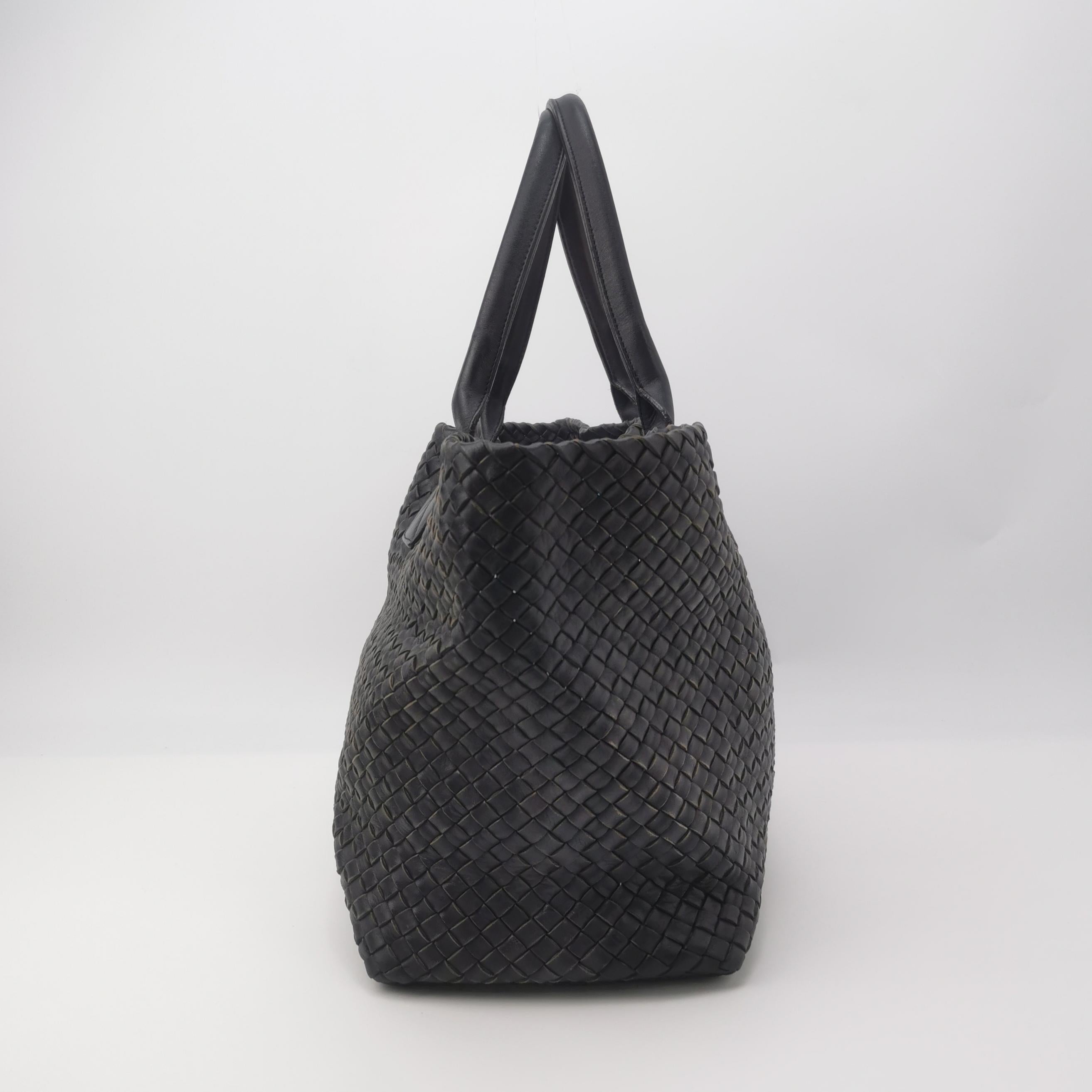 Noir Bottega Veneta Cabat MM Intreccio Leather Tote Bag Navy 40cm en vente
