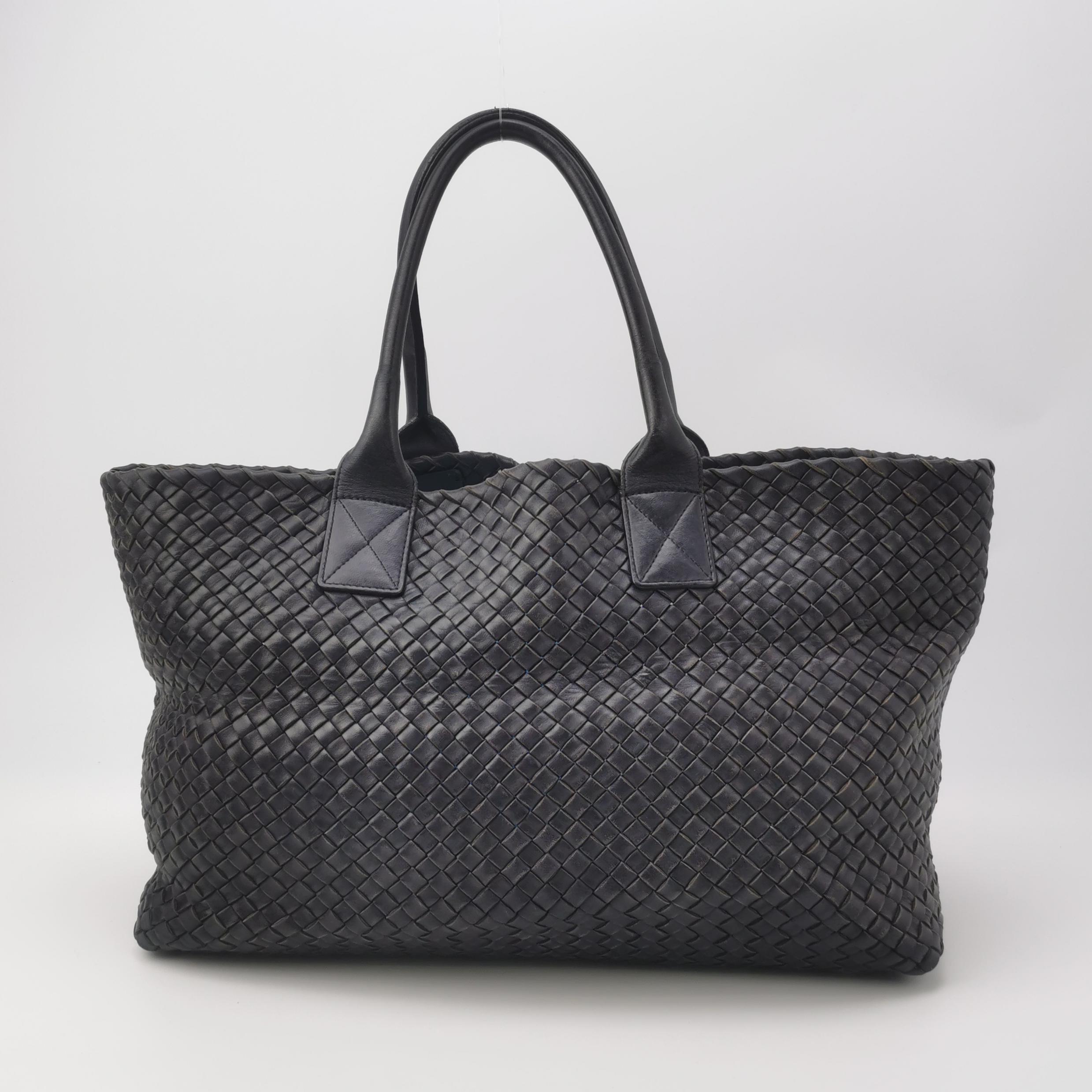 Bottega Veneta Cabat MM Intreccio Leather Tote Bag Navy 40cm Bon état - En vente à AUBERVILLIERS, FR