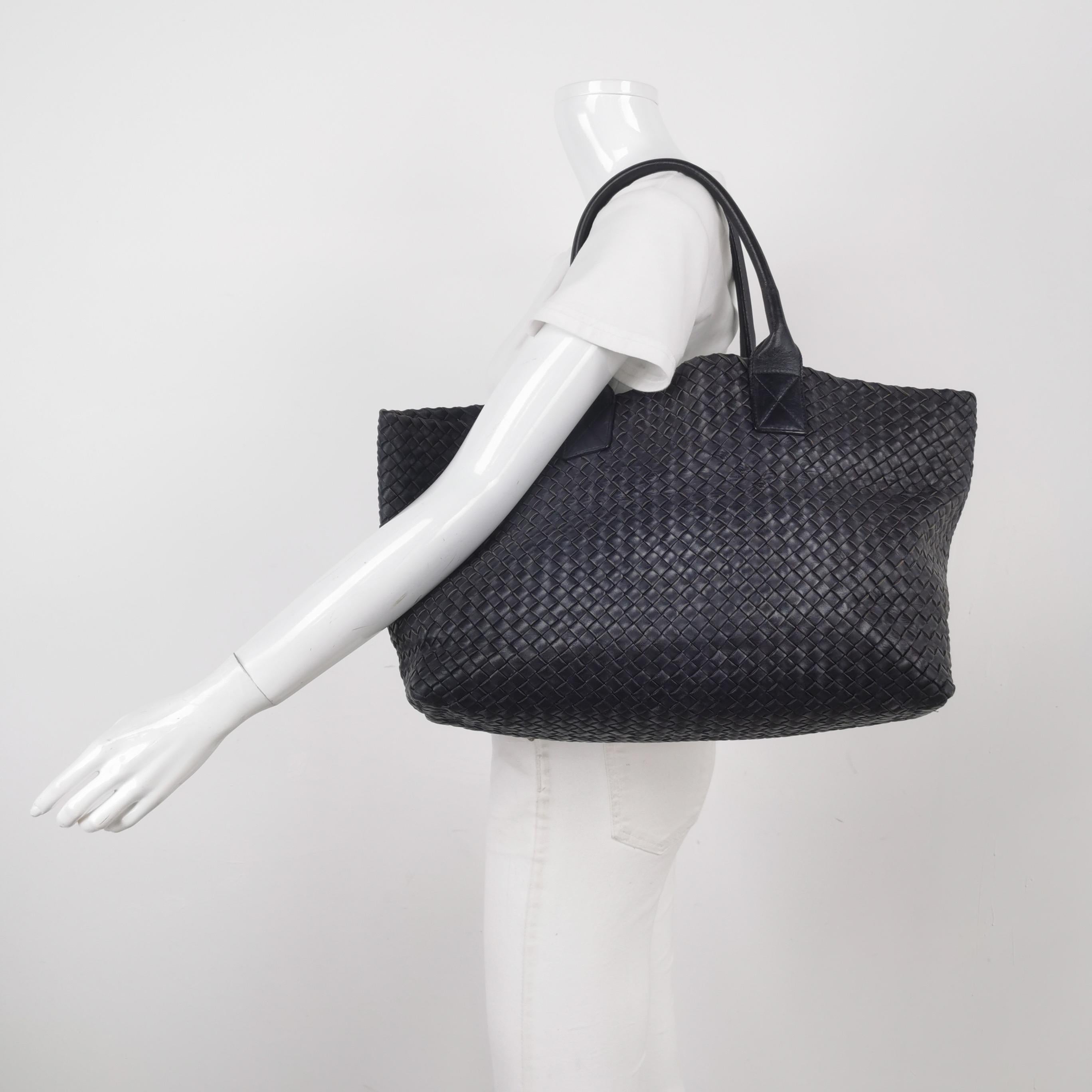 Bottega Veneta Cabat MM Intreccio Leather Tote Bag Navy 40cm Pour femmes en vente