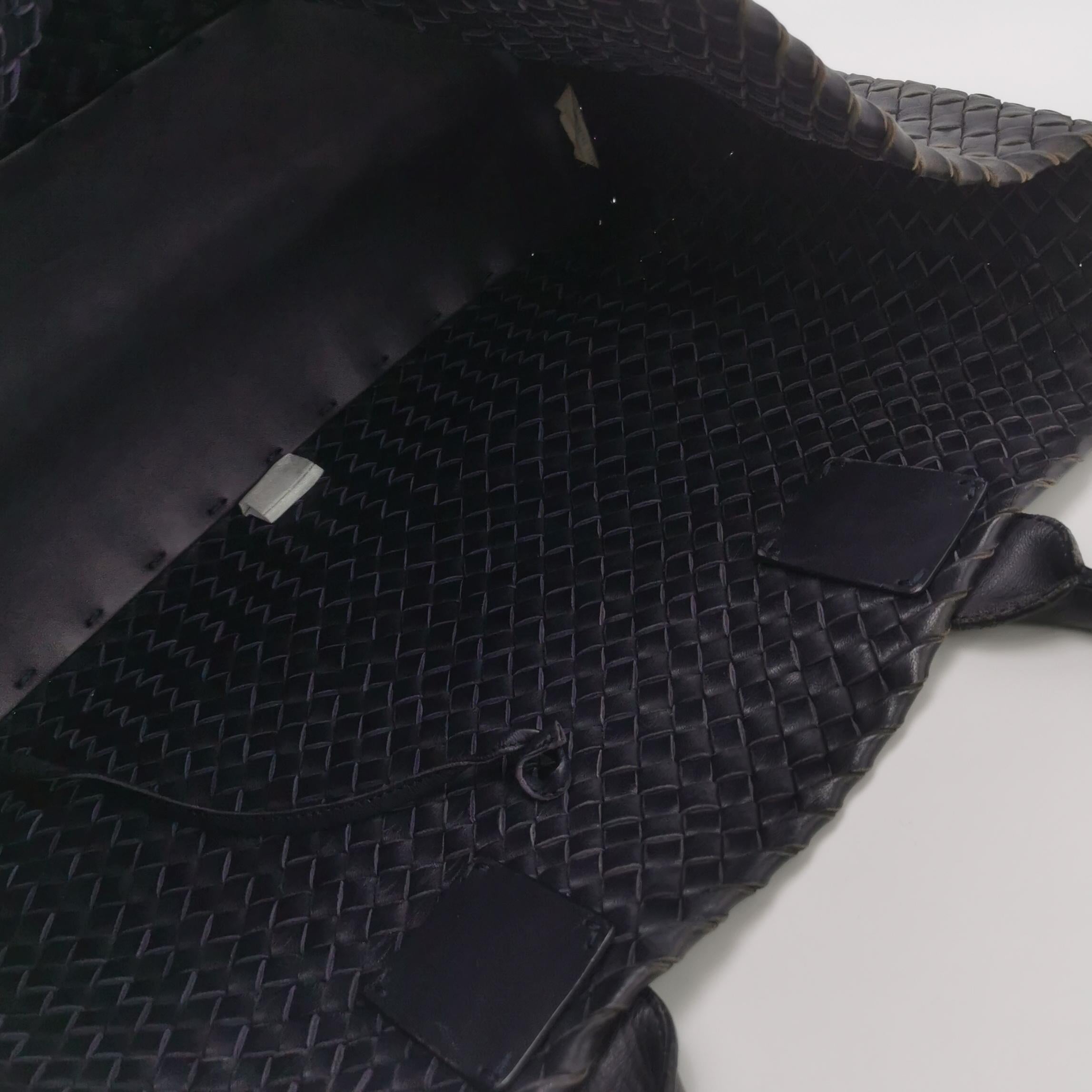 Bottega Veneta Cabat MM Intreccio Leather Tote Bag Navy 40cm en vente 1